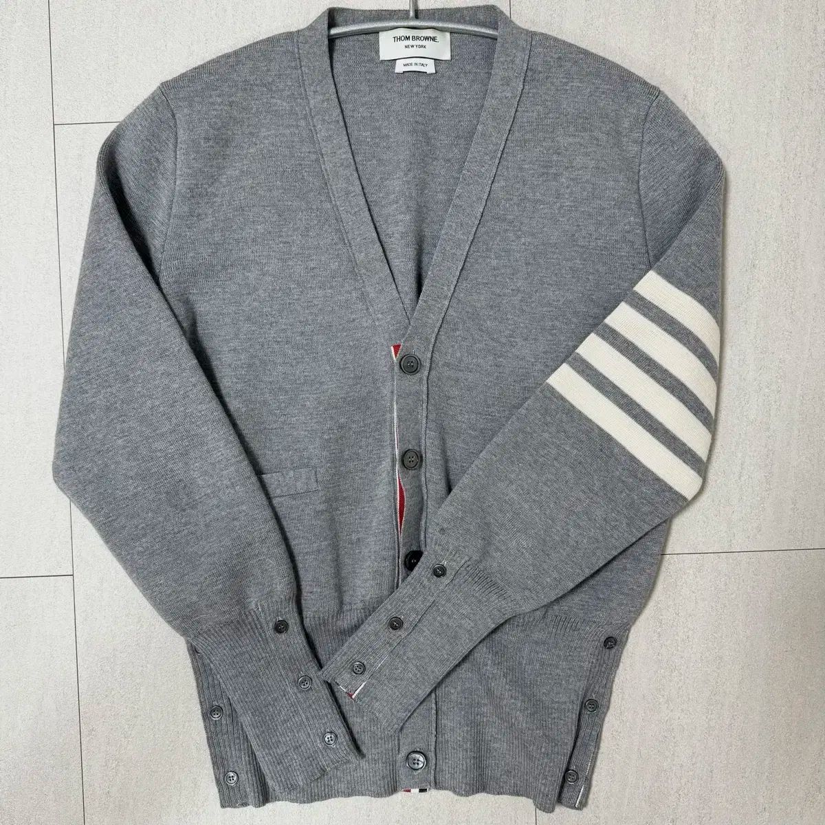 【ふりーざ未使用】イタリア製THOM BROWNE グレーカーディガン 1 コットン クレープ Vネック カーディガン | Thom Browne