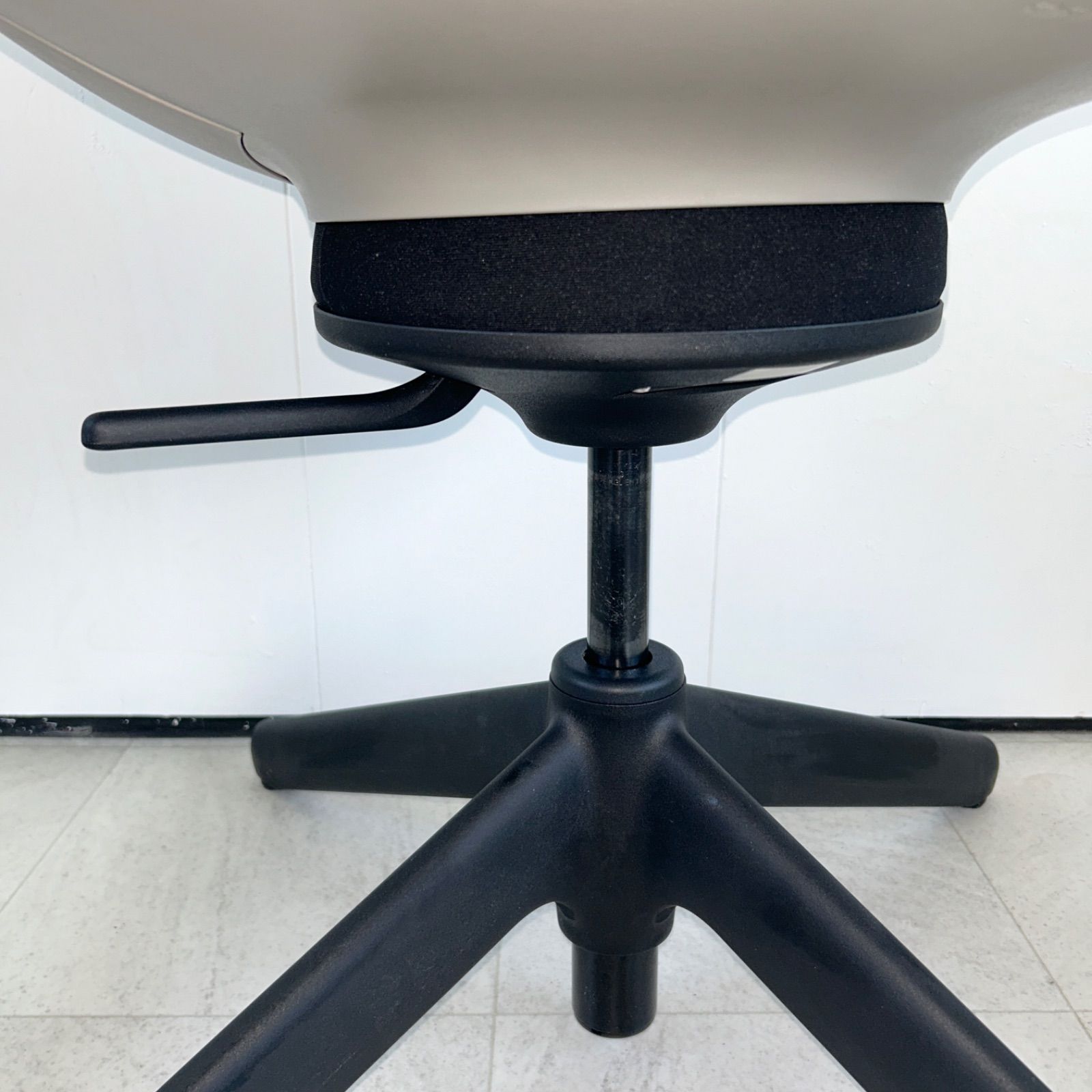 コクヨ ingLIFE イングライフ 4本脚／肘なし 2024年製 美品 ingLIFE イングライフ／背クッションタイプ／肘なし／本体
