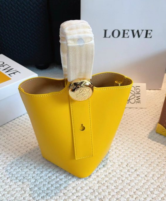 未使用 ロエベ LOEWE ペブルバケットバッグミニ 2024新作