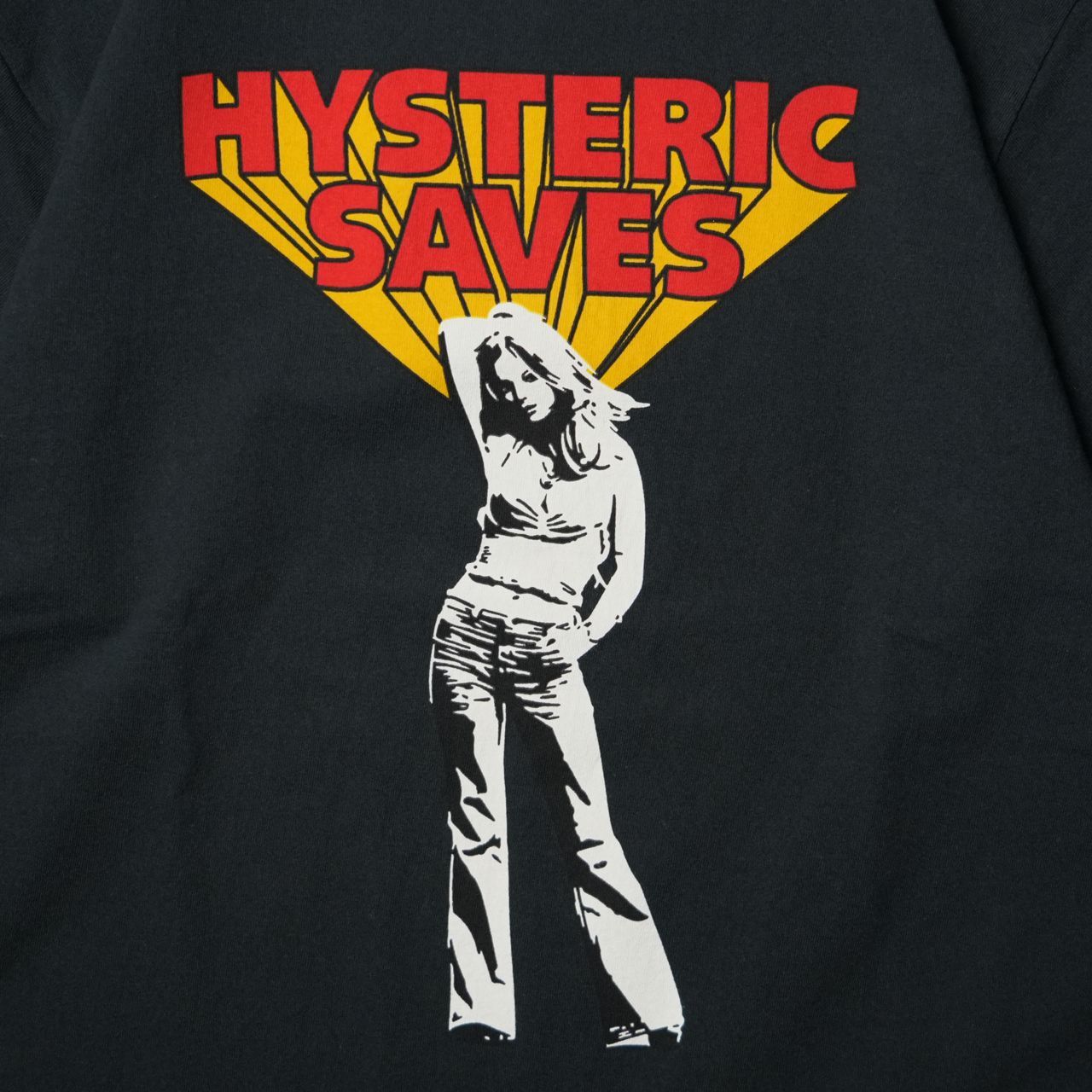 [HYSTERIC GLAMOUR] 「HYSTERIC SAVES」ロゴTシャツ HYSTERIC GLAMOUR - HYSTERIC SAVES Tシャツ / ホワイト | Tempt
