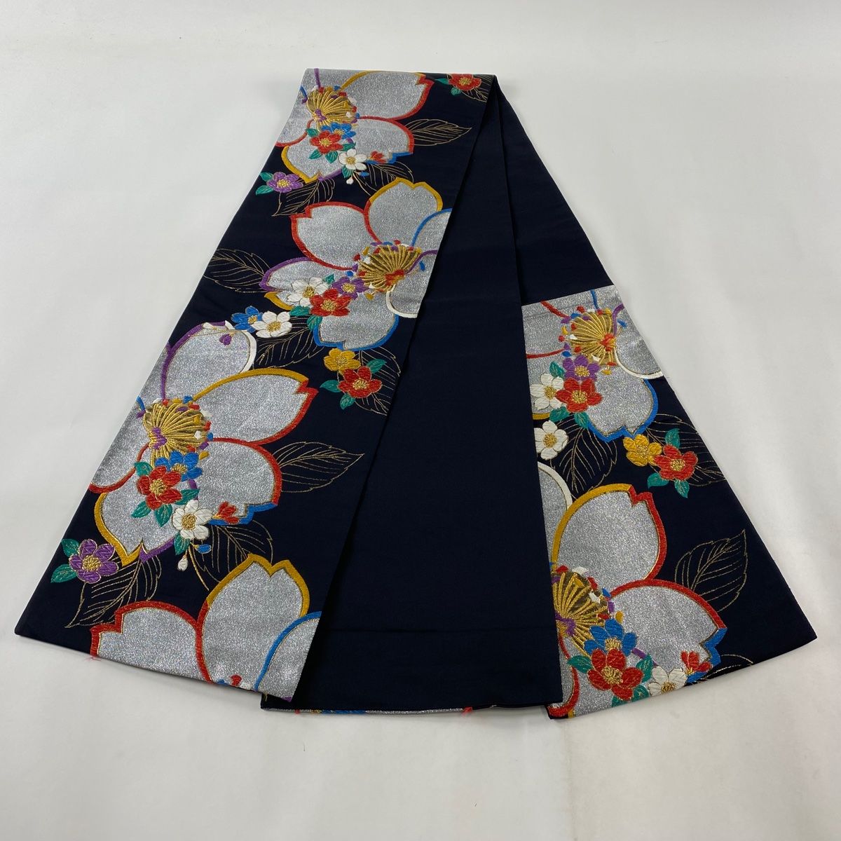 袋帯 美品 秀品 振袖向き 桜 草花 箔 金糸 黒 六通 正絹 【中古