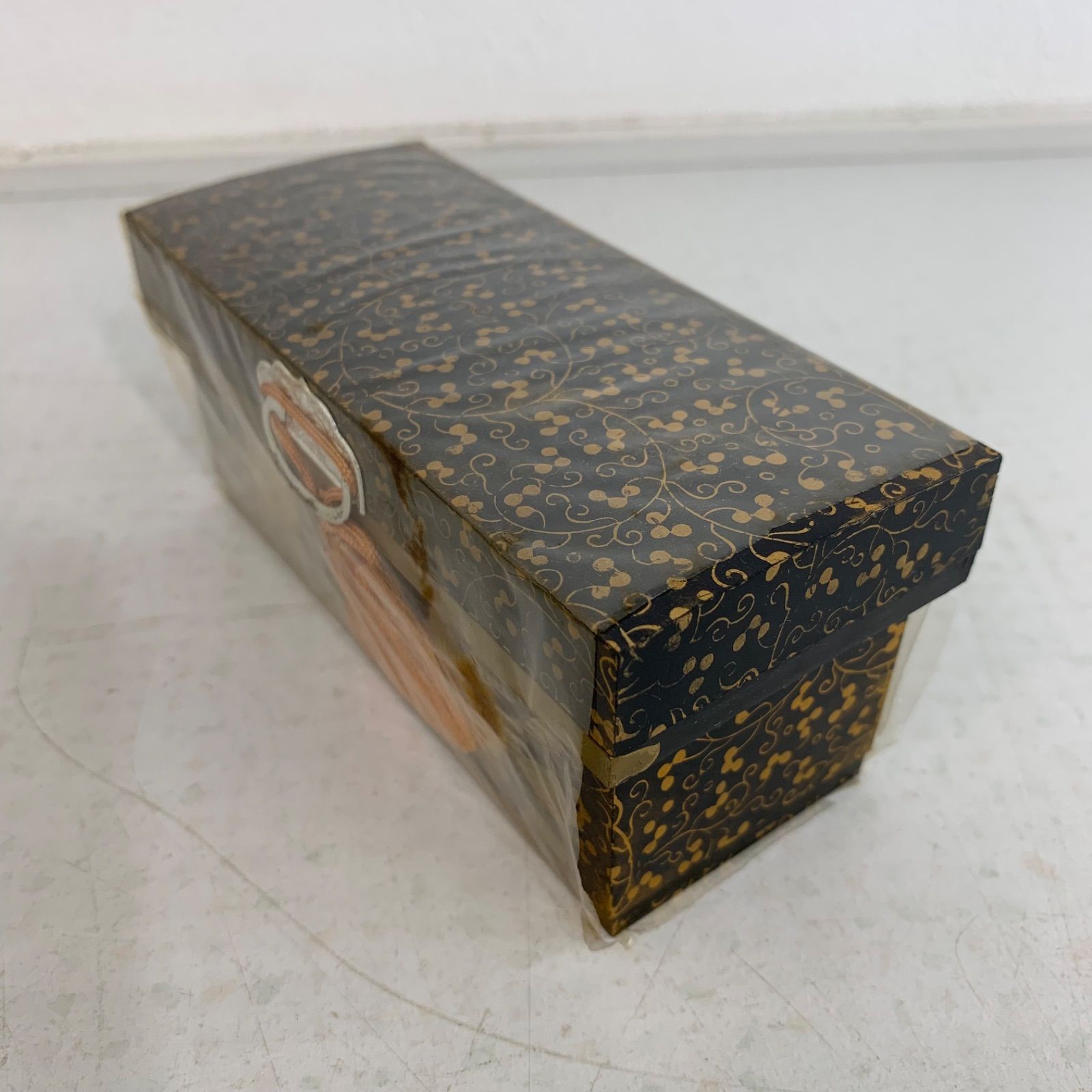 古い雛道具◆御三ツ揃◆木製 蒔絵 唐草 漆器 雛人形 骨董 ドールハウス 古い雛道具◇御三ツ揃◇木製 蒔絵 唐草 漆器 雛人形 骨董 ドール