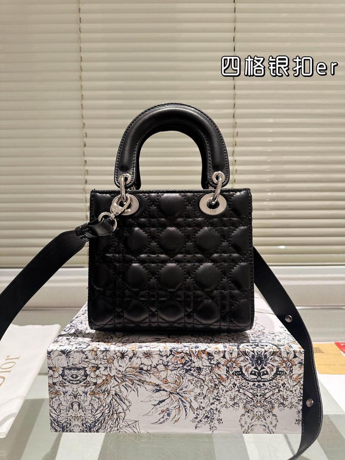 今日特価】Dior Lady Dior Lambskin Bag with Foldable Gift Box