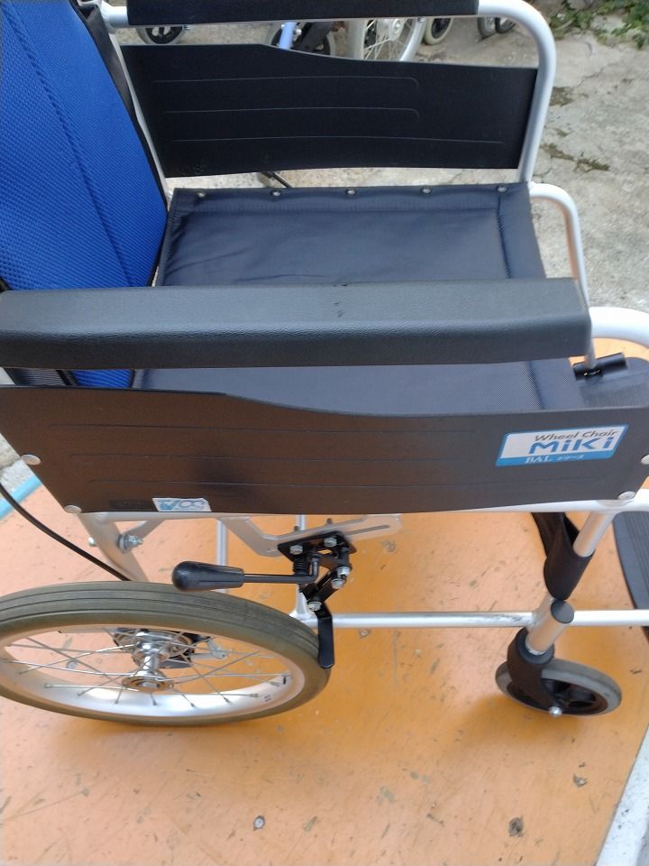 一部地域を除く 介助型車いす