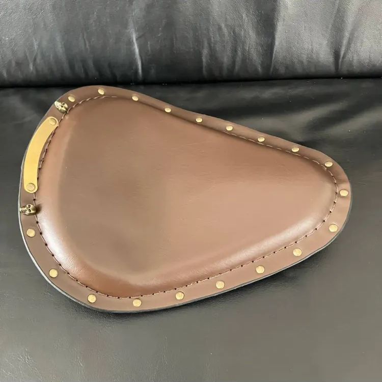 ソロシート　茶色　スカル2個　4点セット　スプリング　ステー　新品　バイク ソロシート タンデムシートセット☆茶色 スカル2個 スプリング ステー