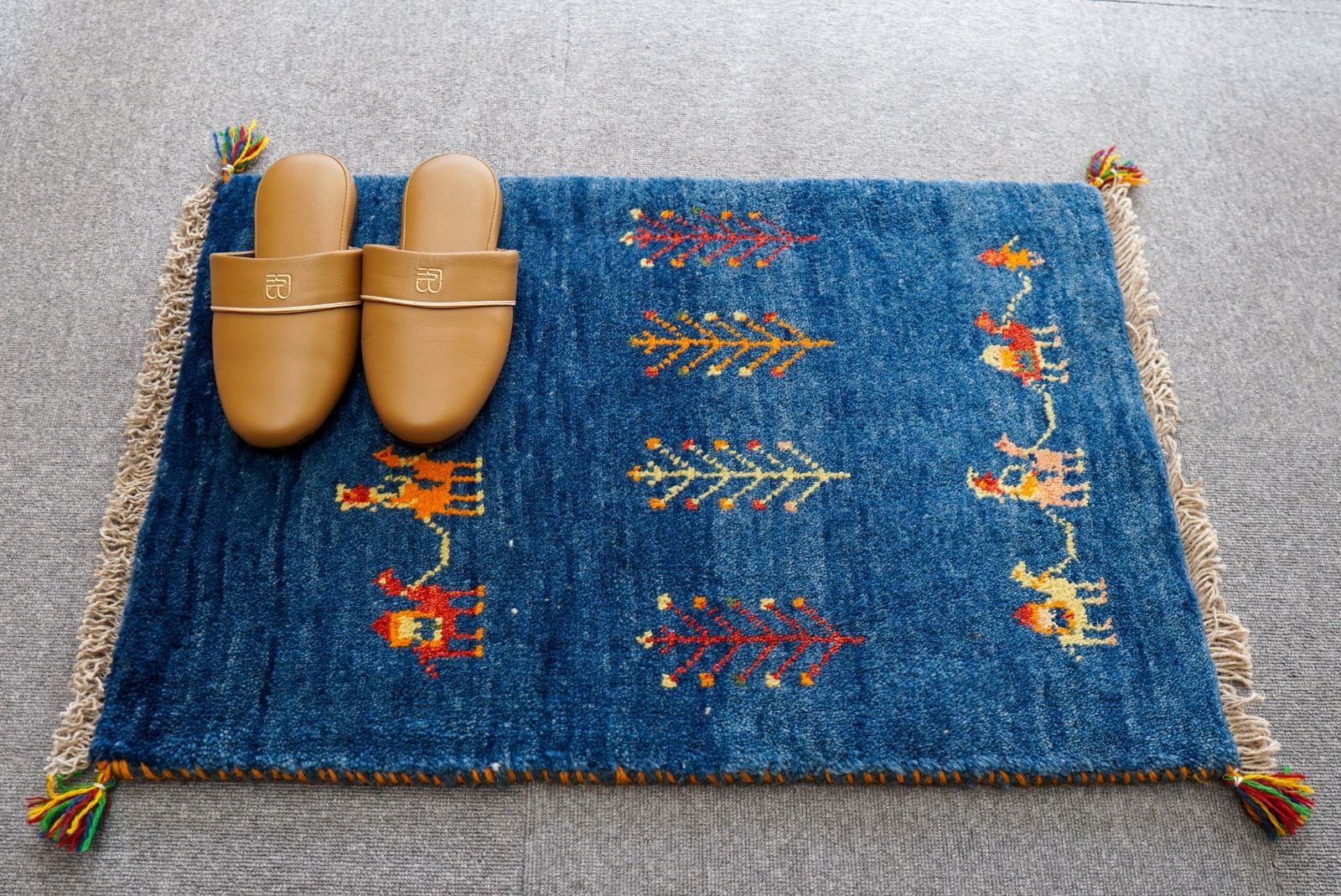 80×50cm 【ペルシャ絨毯 手織りギャッベ】アマレ族ギャッベ ギャベ - メルカリ