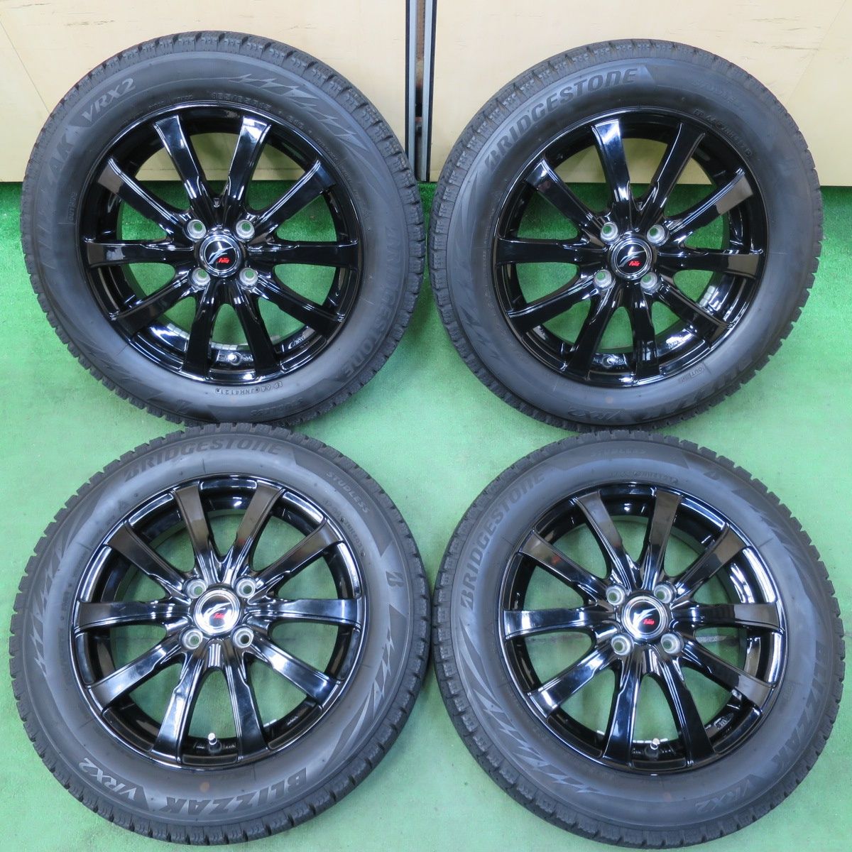 [送料無料] キレイ！21年スタッドレス 165/65R15 ブリヂストン ブリザック VRX2 Fang ファング 15インチ PCD100/4H4113009イス