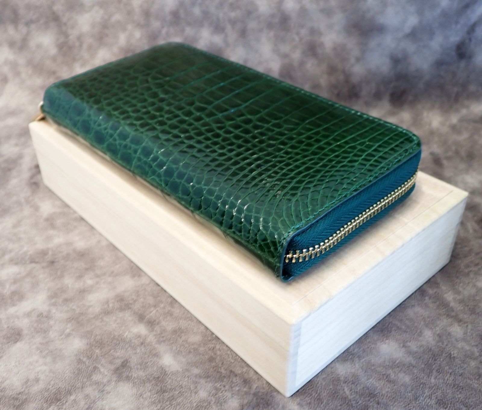 ヘンローン製 クロコダイル 長財布 シャイニーグリーン 木箱付き 新品  