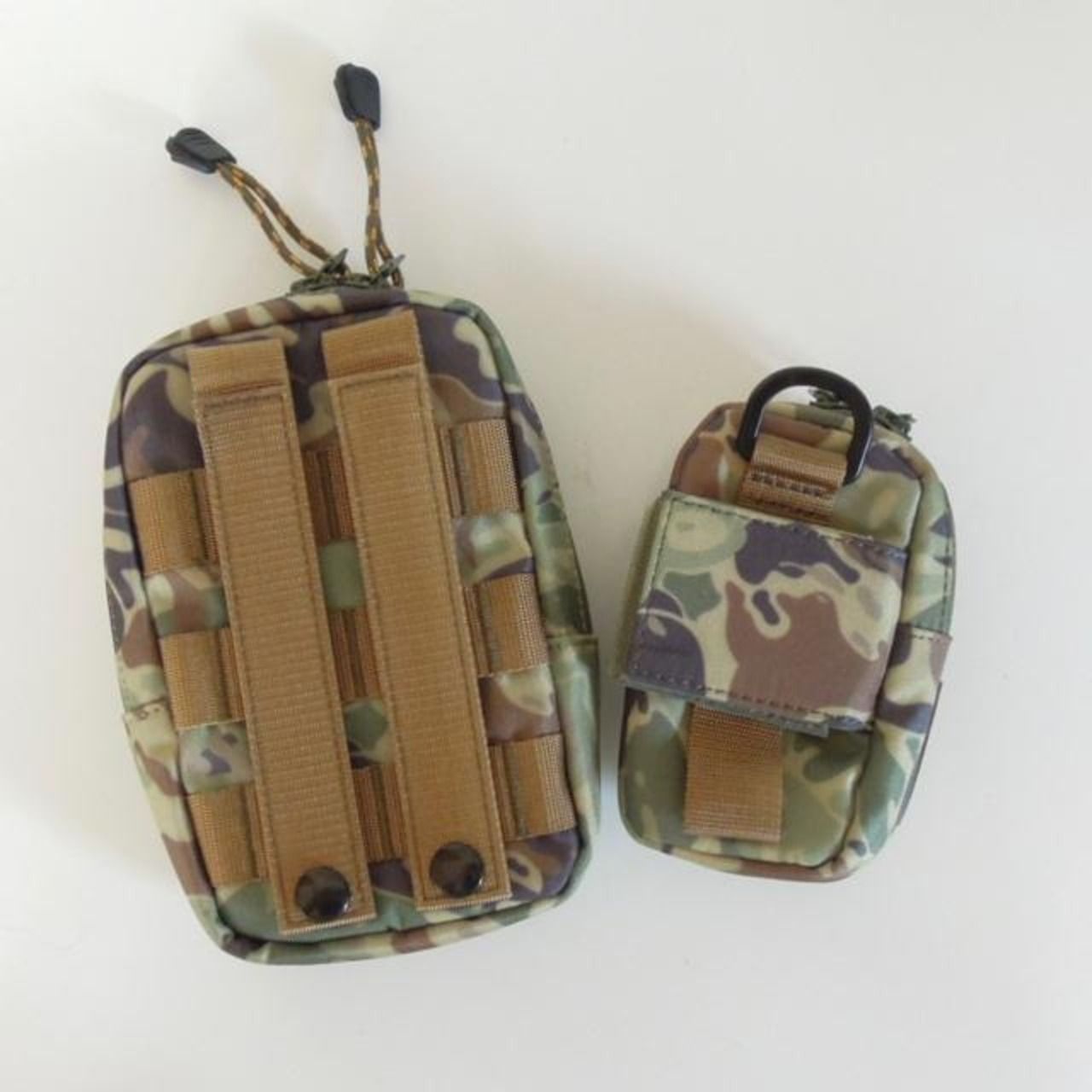 A Bathing Ape グリーンカモ柄ポーチ2個セット a bathing ape ポーチ 2個セット 日本製 グリーン系の迷彩柄(w