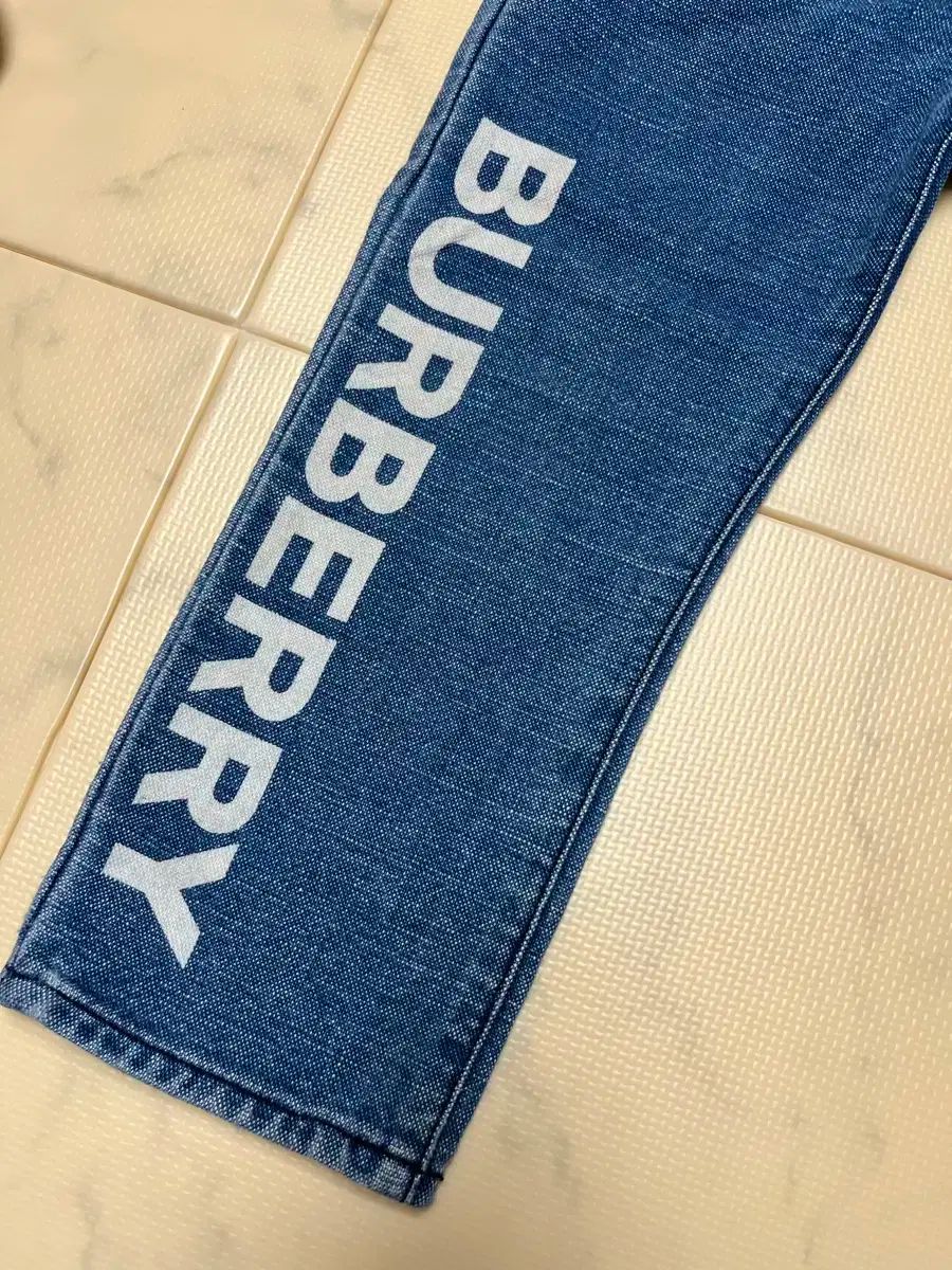 Burberry キッズ　パンツ　ロゴ　デニム　10Y ジーンズ Burberry キッズ パンツ ロゴ デニム 10Y ジーンズ Burberry