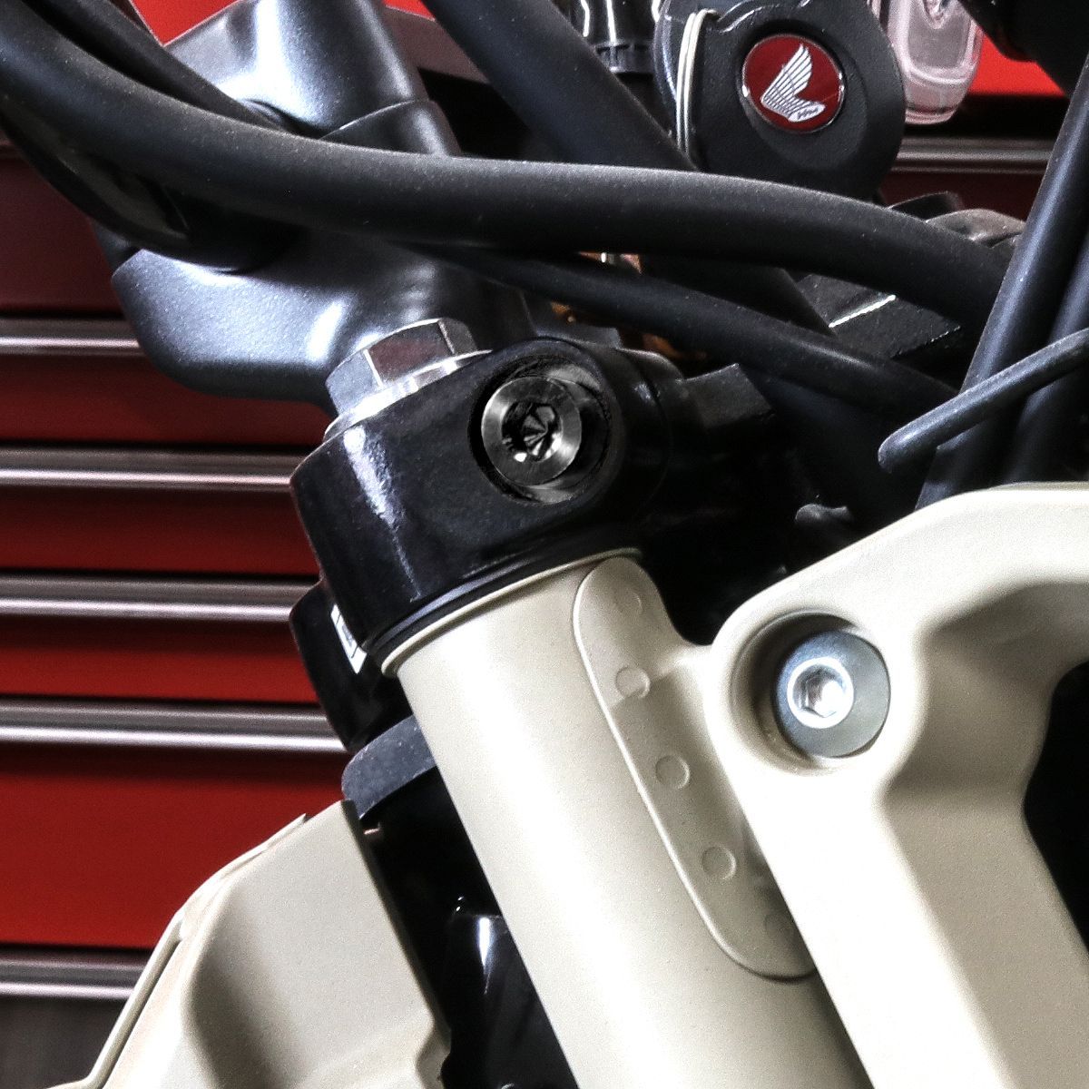CT125 ハンターカブ チタンボルト JA55/JA65 フォーククランプ用 ボルトセット 4本入り 六角穴付き ストレートキャップボルト カスタム パーツ ブラック BS0220