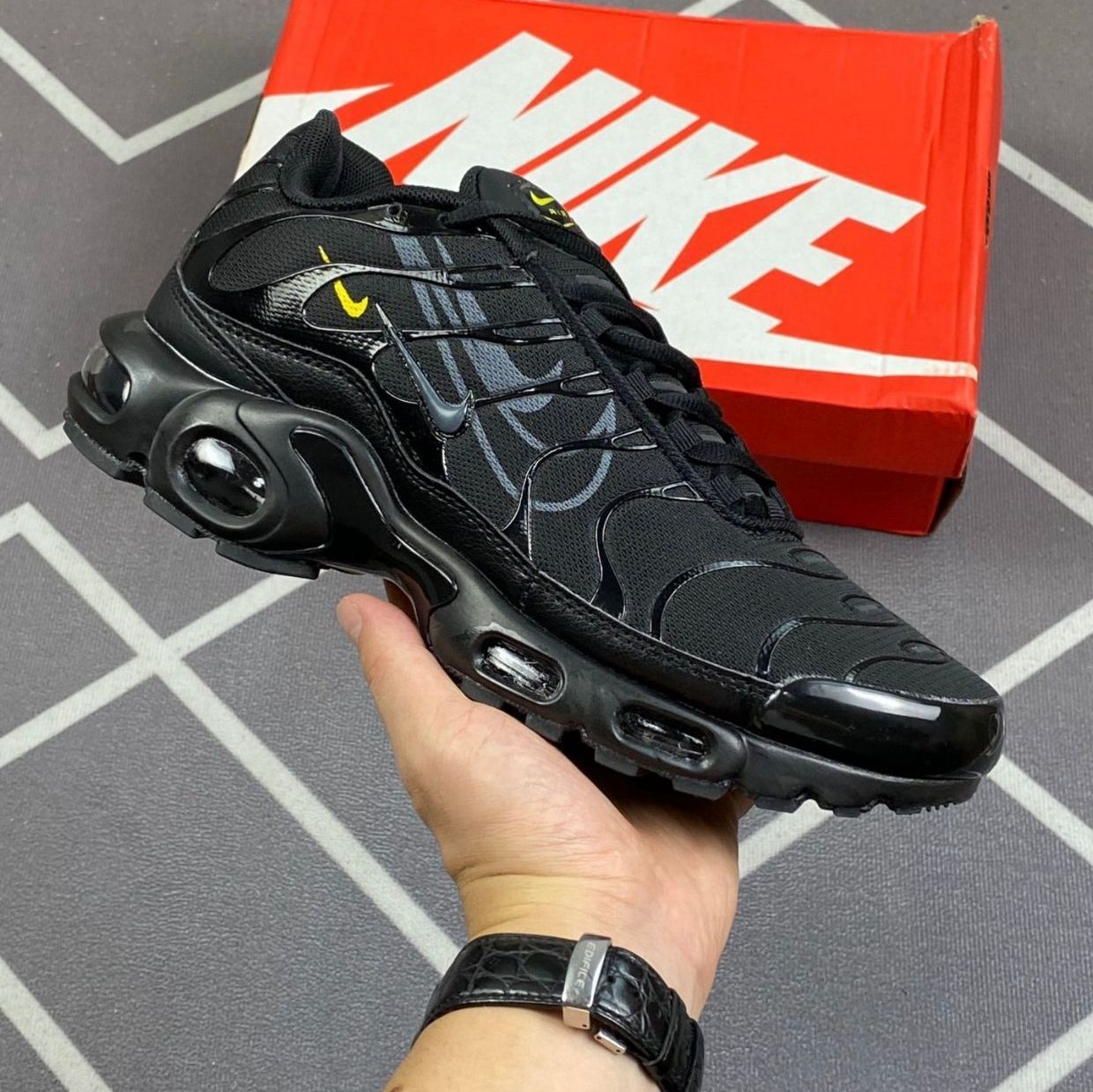 値下げ 未使用 Nike Air Max Plus TN ナイキ スニーカー ランニングシューズ 男女兼用 ブラック