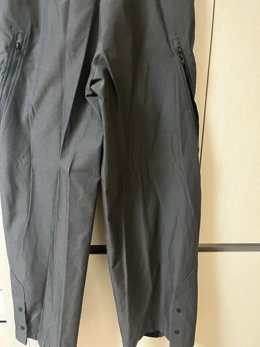 coor クアー ユーティリティー ジッパー フラップ パンツ チャコールグレー