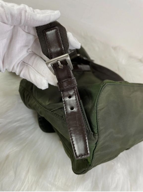 PRADA プラダ　三角ロゴ　ナイロン　カーキ　巾着　リュック　バックパック PRADA - j14【極美品】プラダ 三角ロゴ ナイロン カーキ レザー 巾着