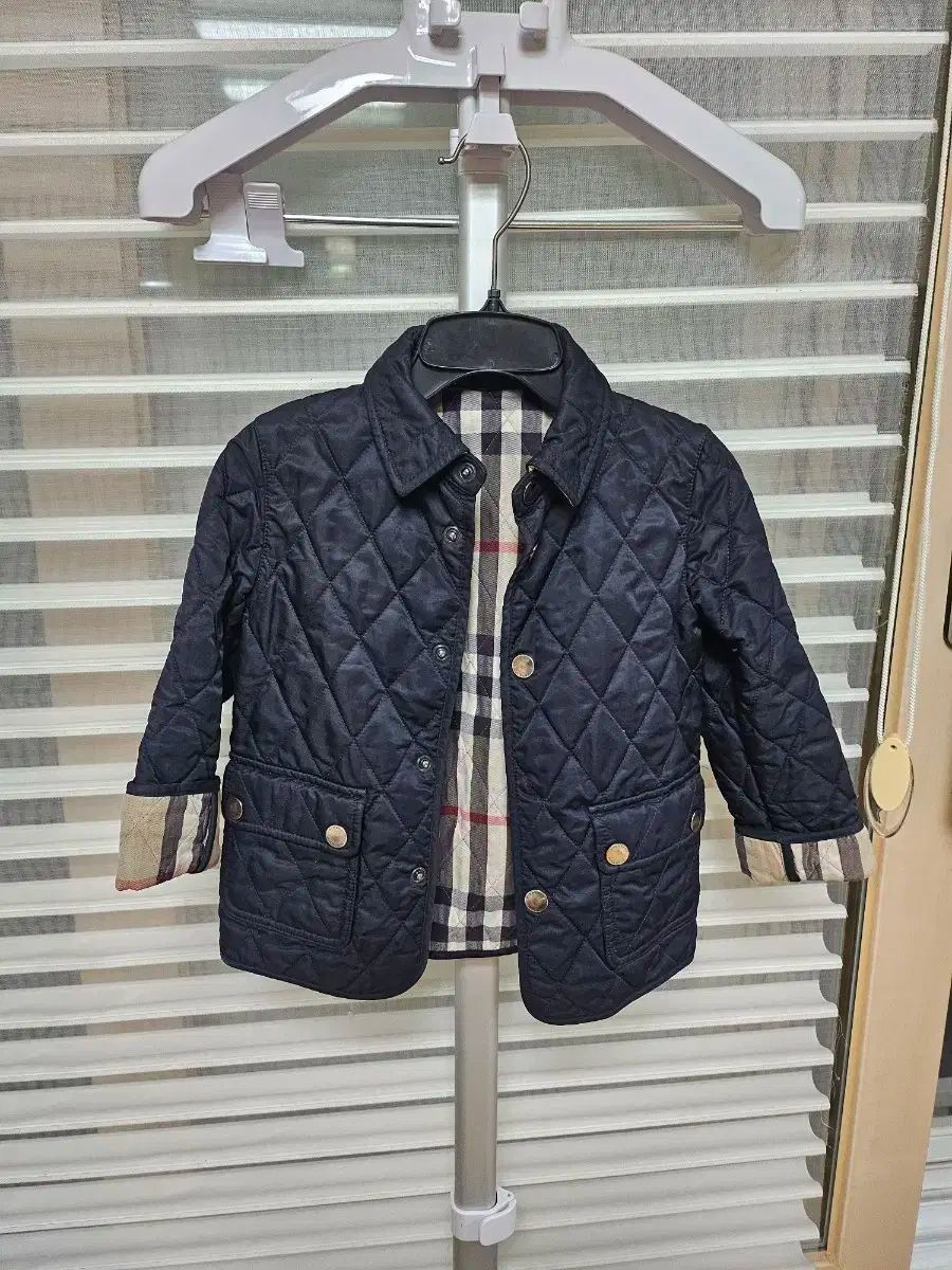 バーバリー キッズ ネイビー キルティング ジャケット 3y