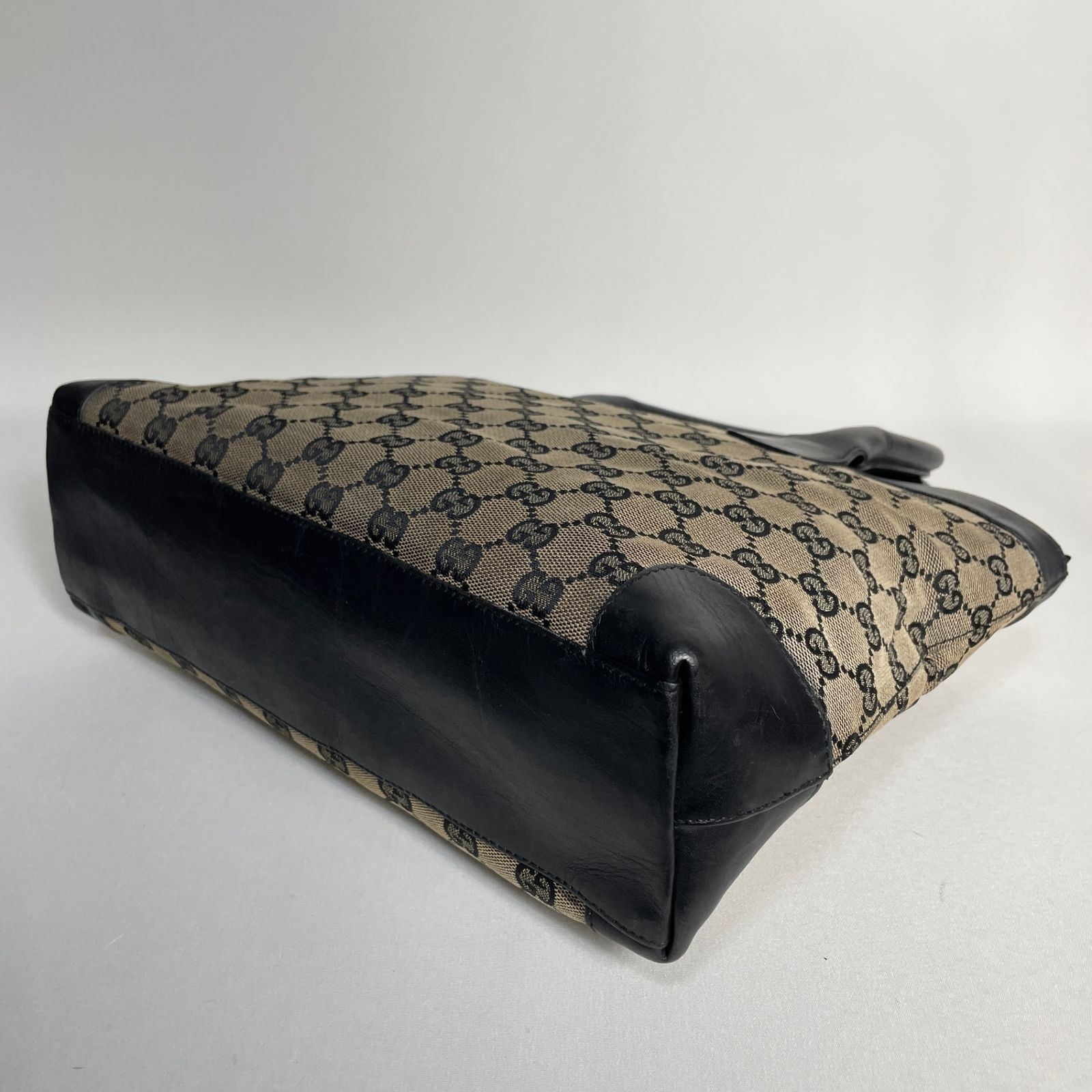 2502-77｜グッチ GGキャンバス ハンドバッグ ブラック - メルカリ 