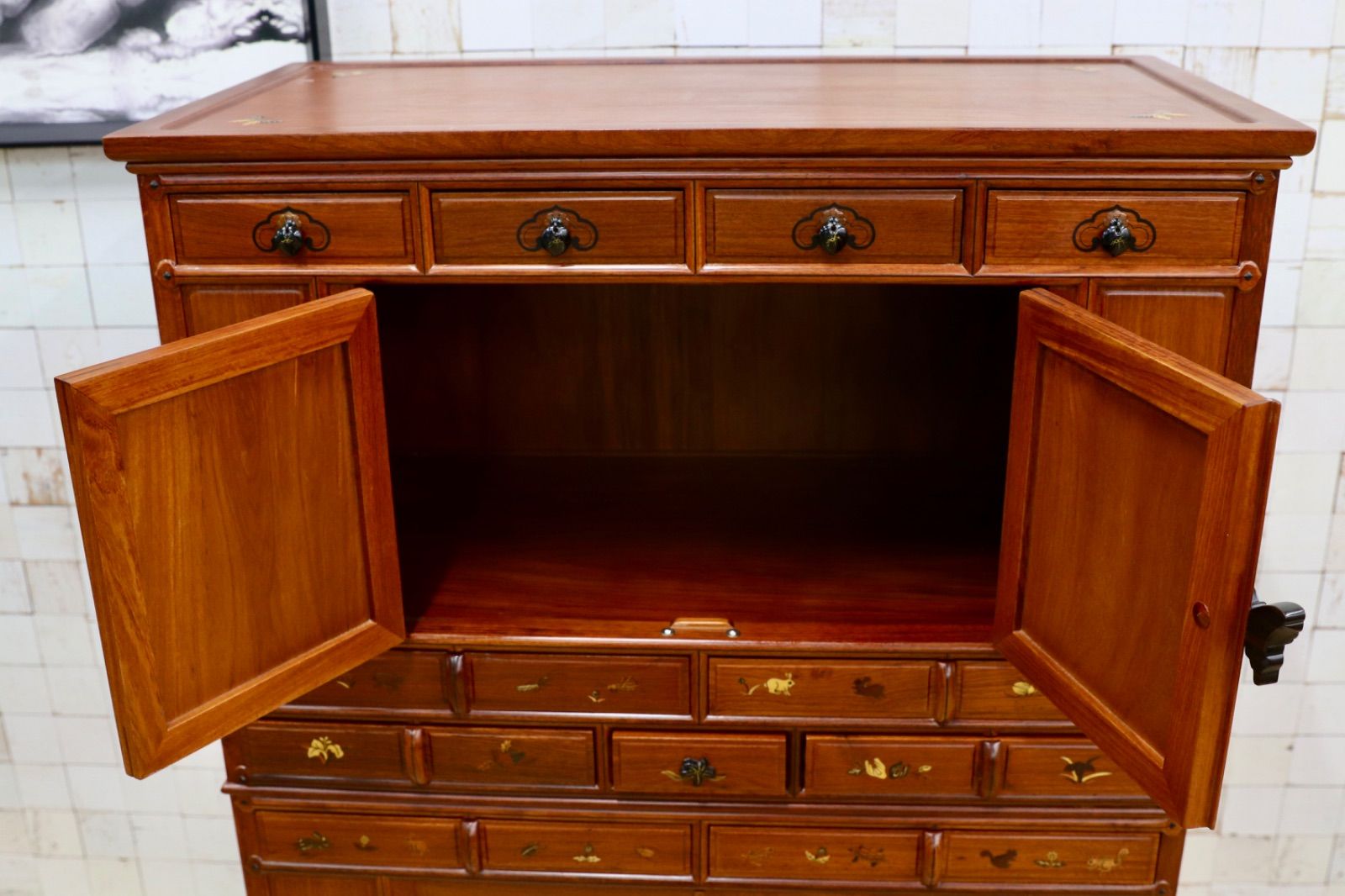 象嵌模様花鳥図箪笥