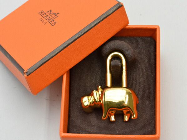 エルメス HERMES カデナ 南京錠 チャーム レザー ゴールドプレート エルメス HERMES カデナ 南京錠 チャーム レザー ゴールドプレート R*e