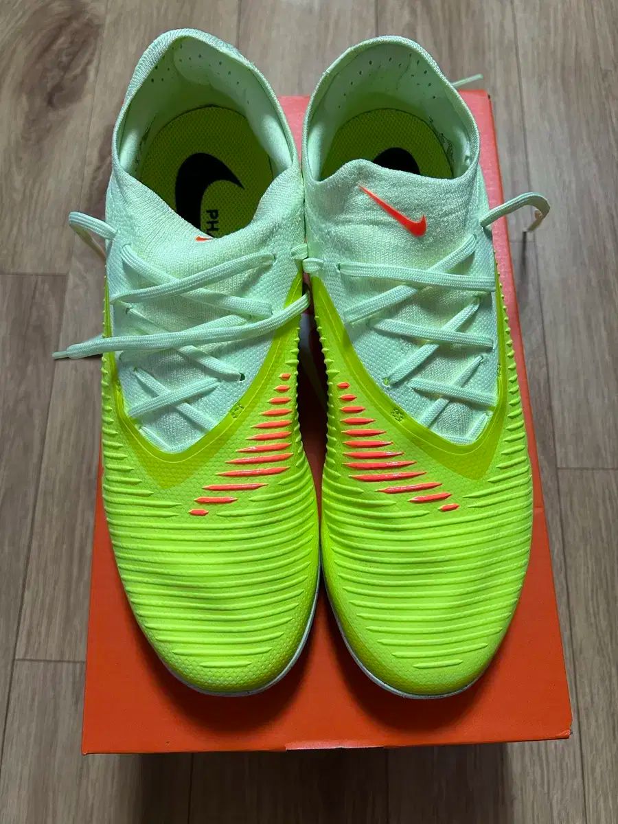 ナイキ FANTOM 6 ロー プロ TF サッカーシューズ