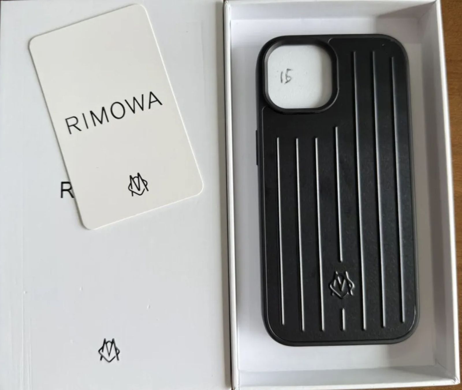 【きれいめファッション51選】上品さと清潔感をキープし 新品/未使用 RIMOWA メルカリ - ブラック 15ケース iPhone リモワ iPhoneアクセサリー