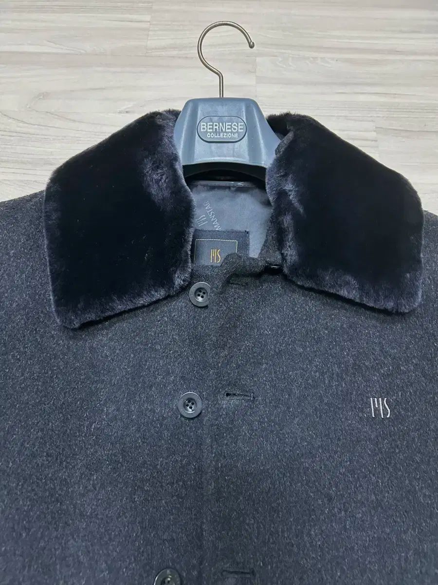 マンスタ メンズ ファーKARA ハンドメイド ウール100 ハーフコート 105