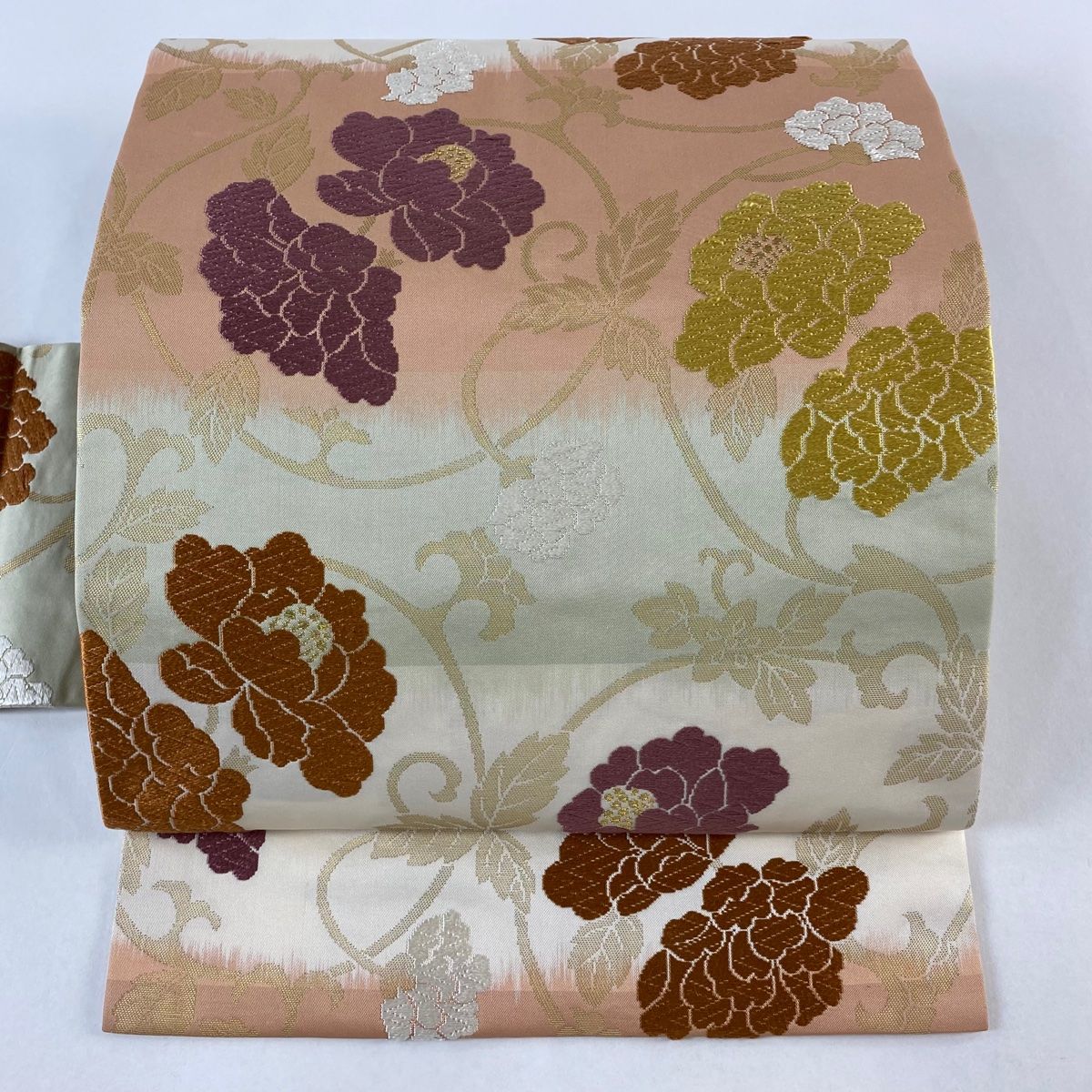 名古屋帯 秀品 牡丹唐草 段縞 金糸 唐織 薄オレンジ 正絹