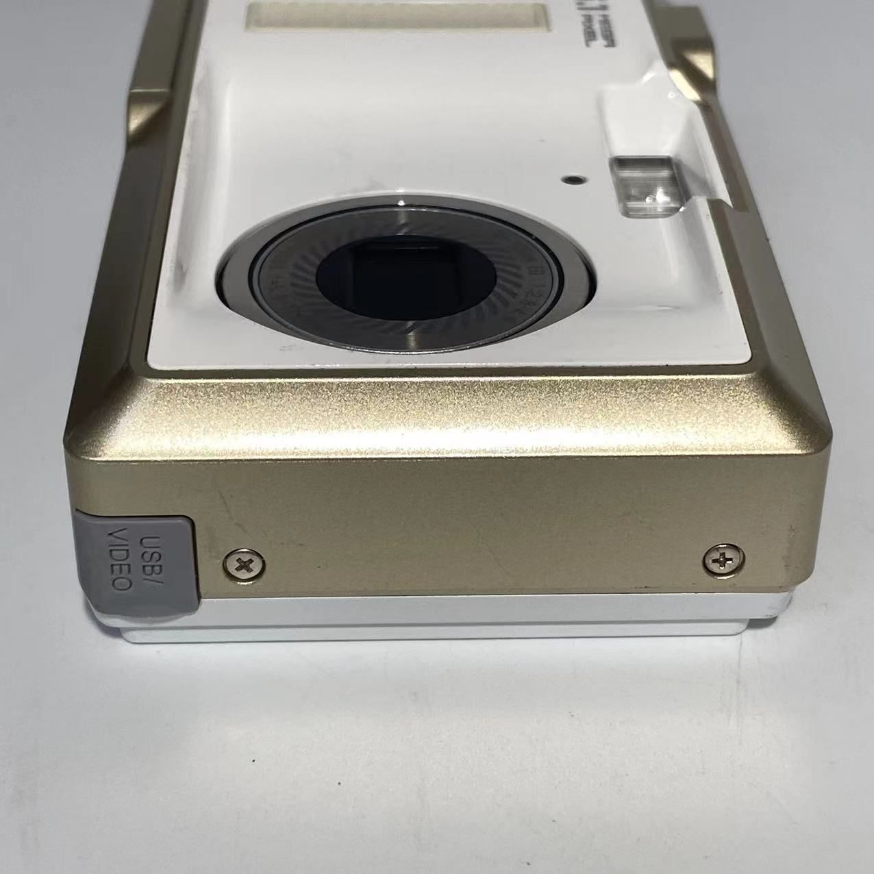 Uniden UDC-5M デジタルカメラ ホワイト×ゴールド UDC-5M／508万画素デジタルカメラ (ユニデン製品情報サイト)