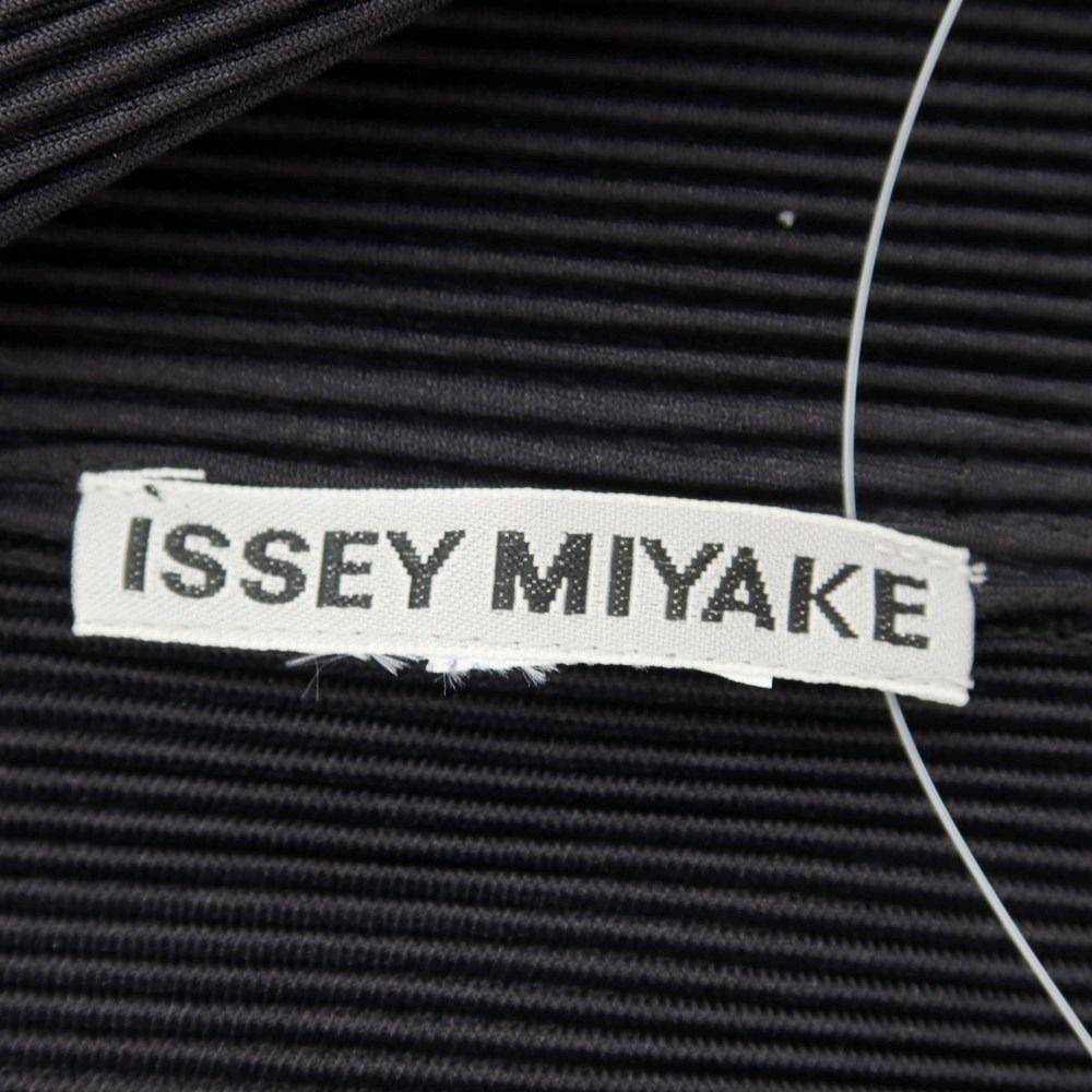 ISSEY MIYAKE - 【中古】イッセイミヤケ ISSEY MIYAKE 2024年春夏 プリーツ加工 カーディガン ブラック【サイズ表記なし（L位）】【レディース】 中古】イッセイミヤケ ISSEY MIYAKE 2024年春夏 プリーツ加工
