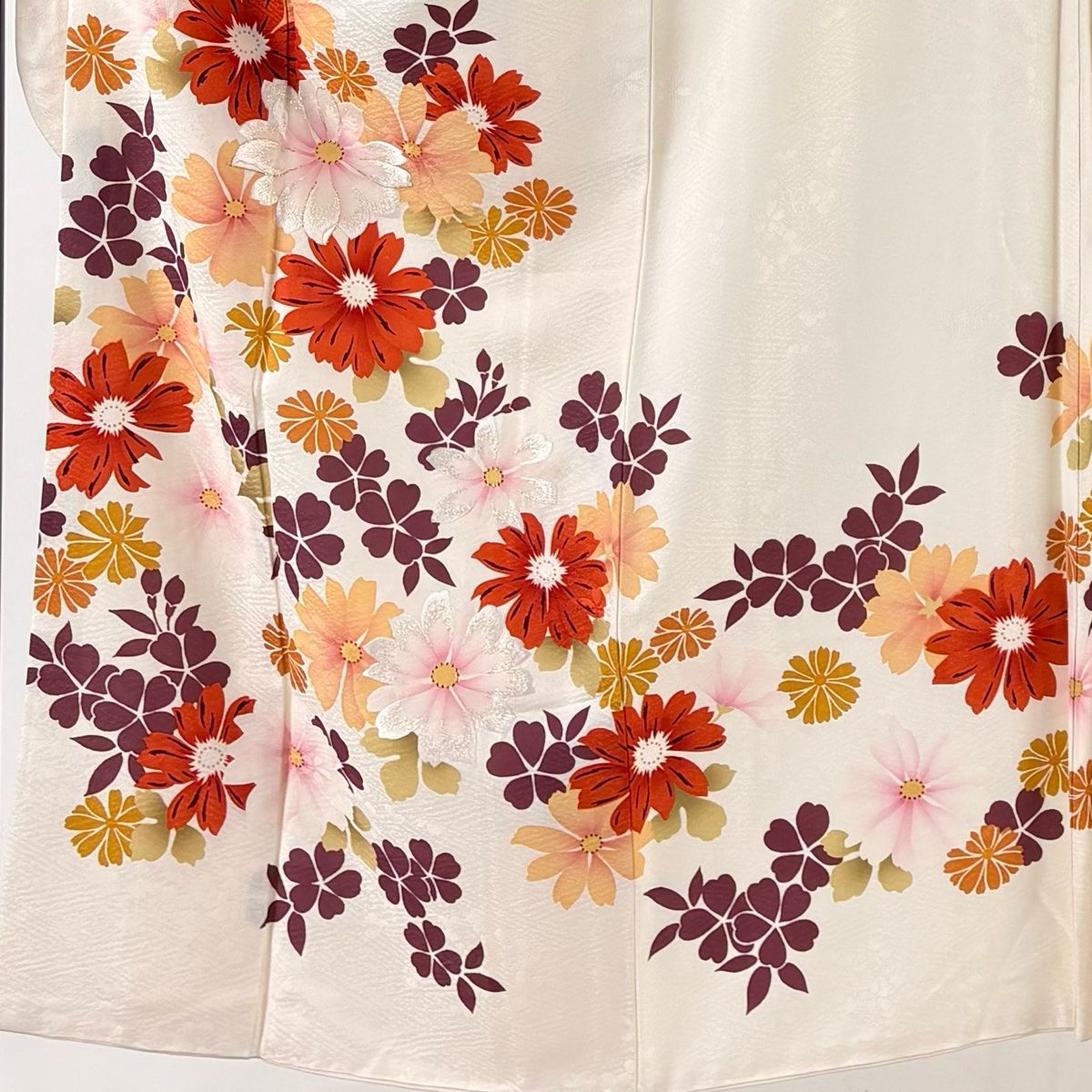 金彩　屋敷に草花模様振袖/裄68丈162 サーモンピンク　クリーム　c46 振袖 身丈166cm 裄丈67cm M 袷 袋帯フルセット 手鞠 草花 金糸