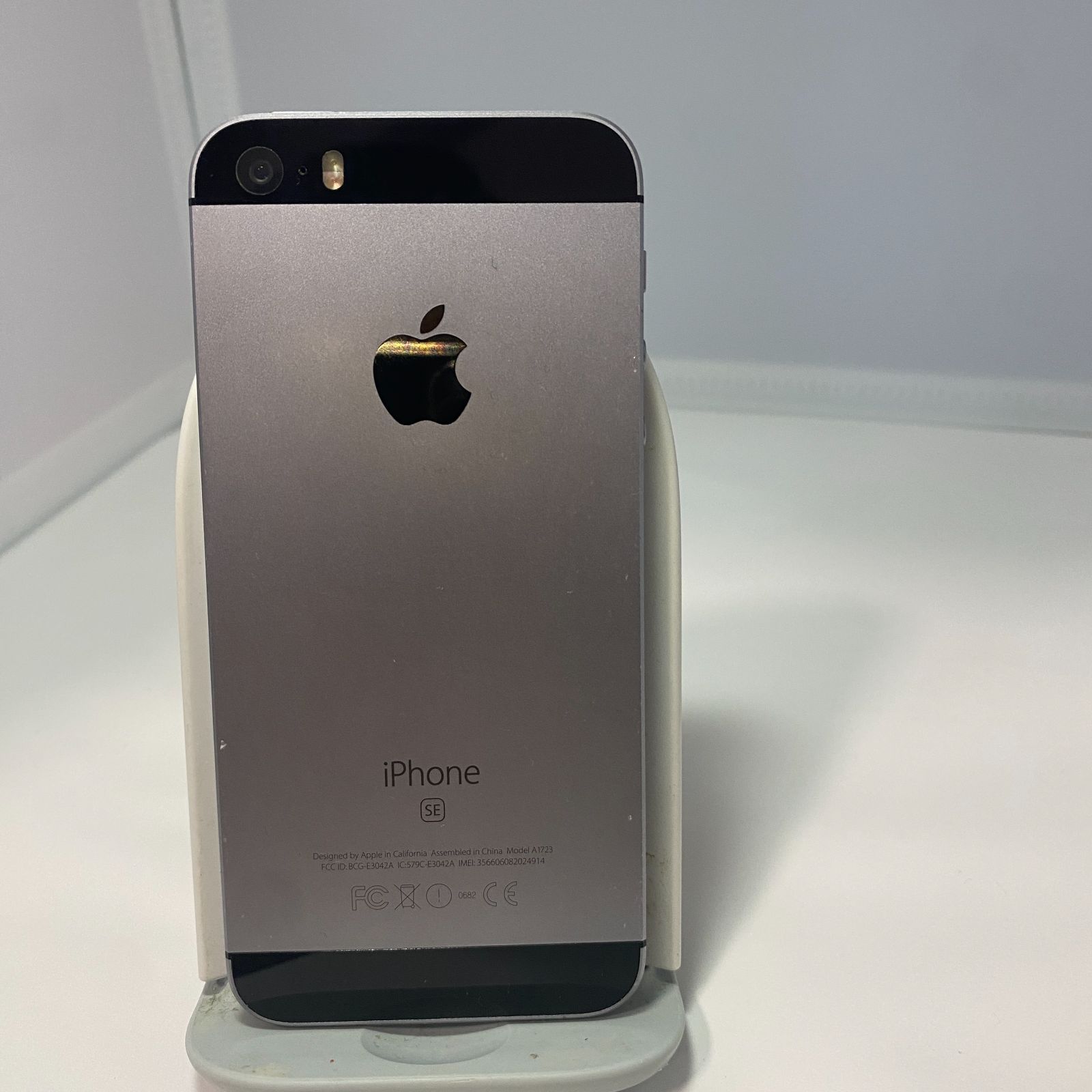 iPhone SE 32GB SIMロック解除済み スペースグレイ iPhone SE スペース