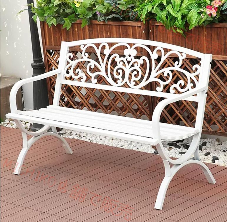 背もたれとアームレスト付きのバルコニー