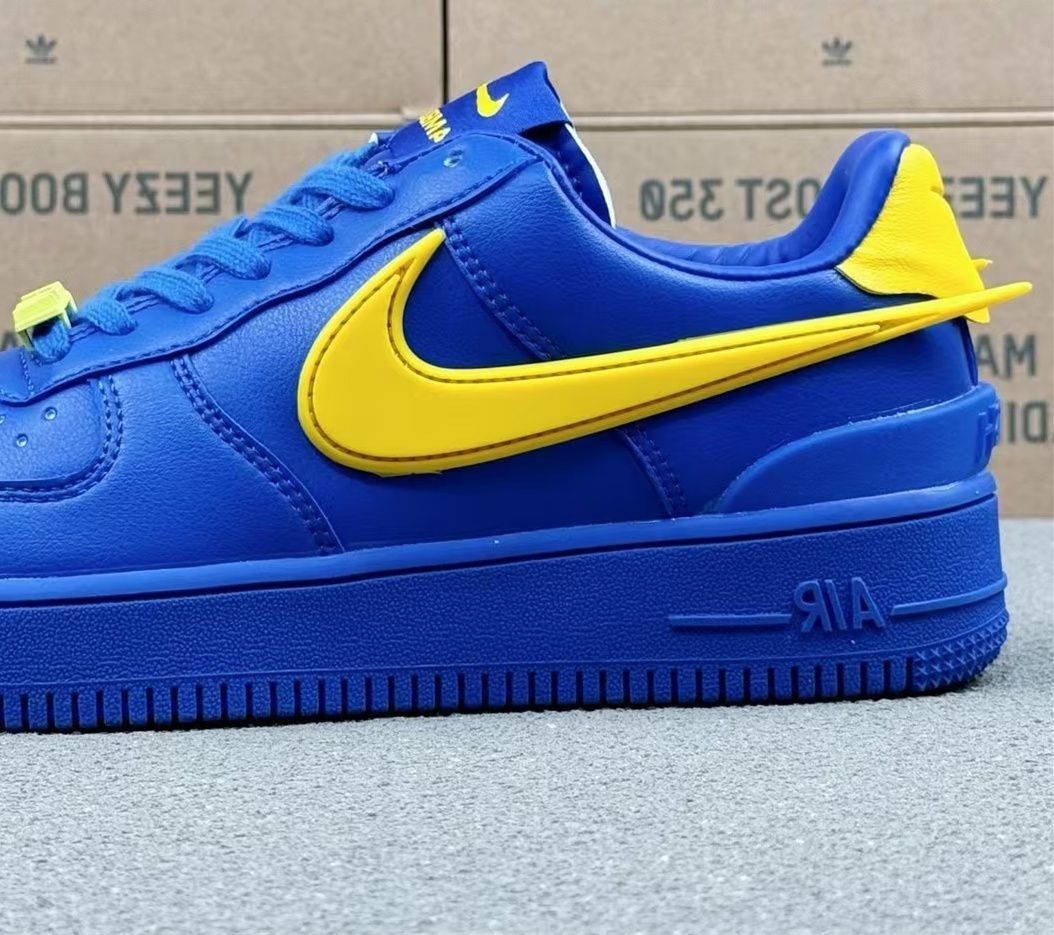 Nike Air Force 1 Low "Game Royal/Vivid Sulfur"ナイキ エア フォース 1 ロー "ゲームロイヤル/ヴィヴィッドサルファー" — 鮮やかなカラーリングが際立つコラボモデル