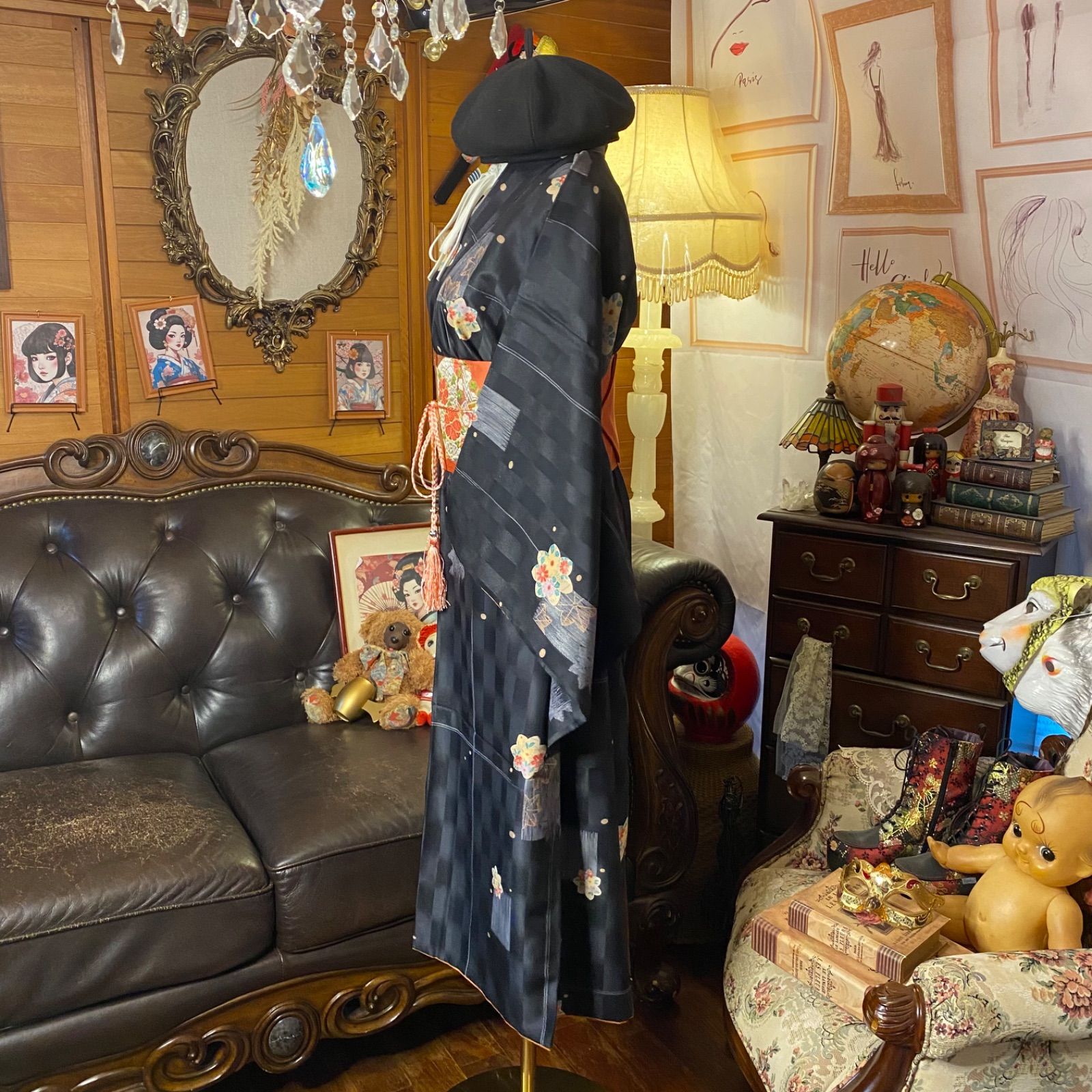 深い墨黒の地に