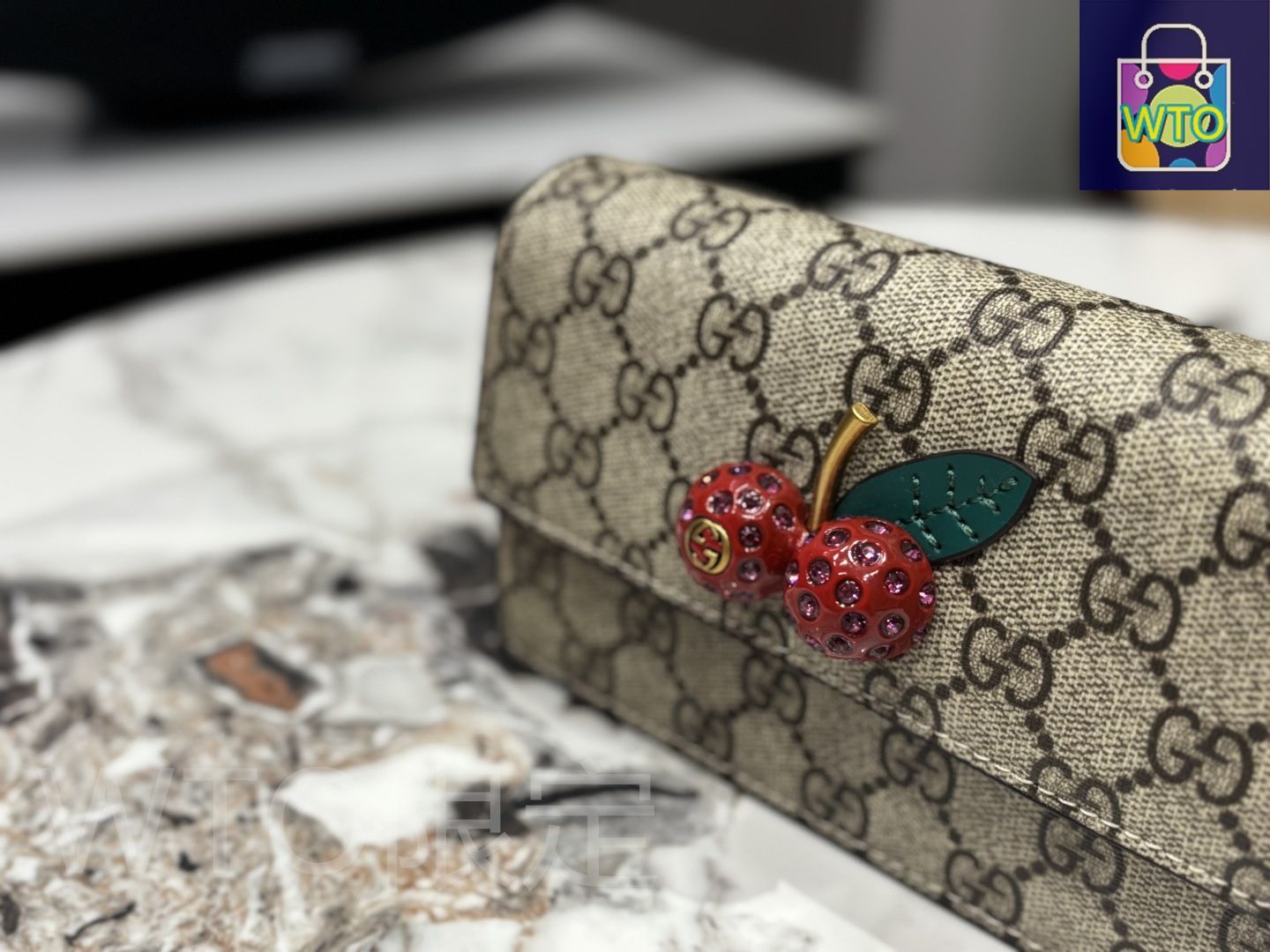 GUCCI GGパターン ポーチ付きギフトボックス グッチ】大人が買うべき秋の新作小物3選。GGパターンのトートや