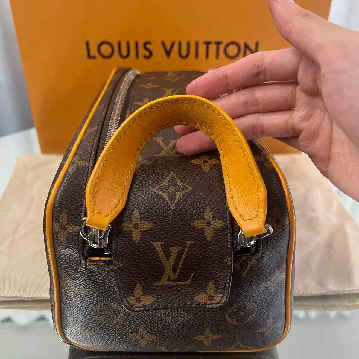 磨かれた Louis Vuitton ルイヴィトン モノグラム マカサー ド vuttキット