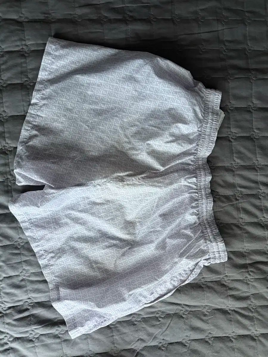 FENDI フェンディ FF ロゴ スイム ハーフパンツ 白 50 サイズ