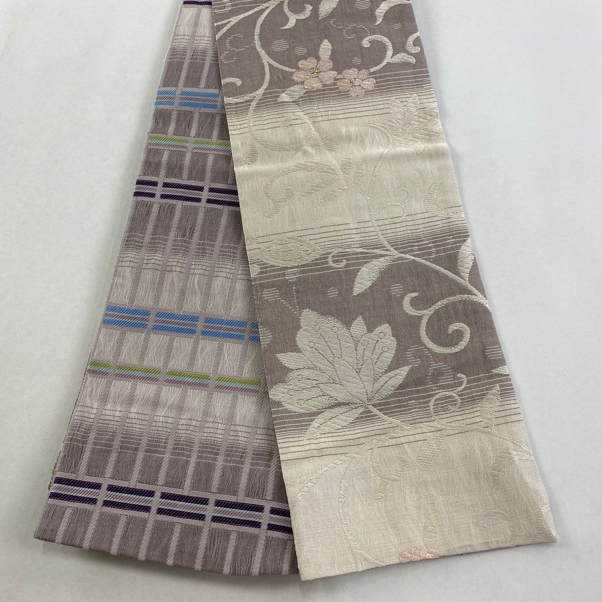 半幅帯 秀品 花唐草 段縞 箔 ベージュ 正絹