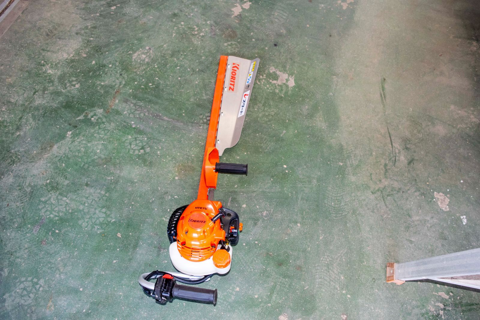 埼玉発 共立 ヘッジトリマー HTE75 片刃 750mm 混合ガソリン リコイルスタータ iスタート 生垣 低木 バリカン