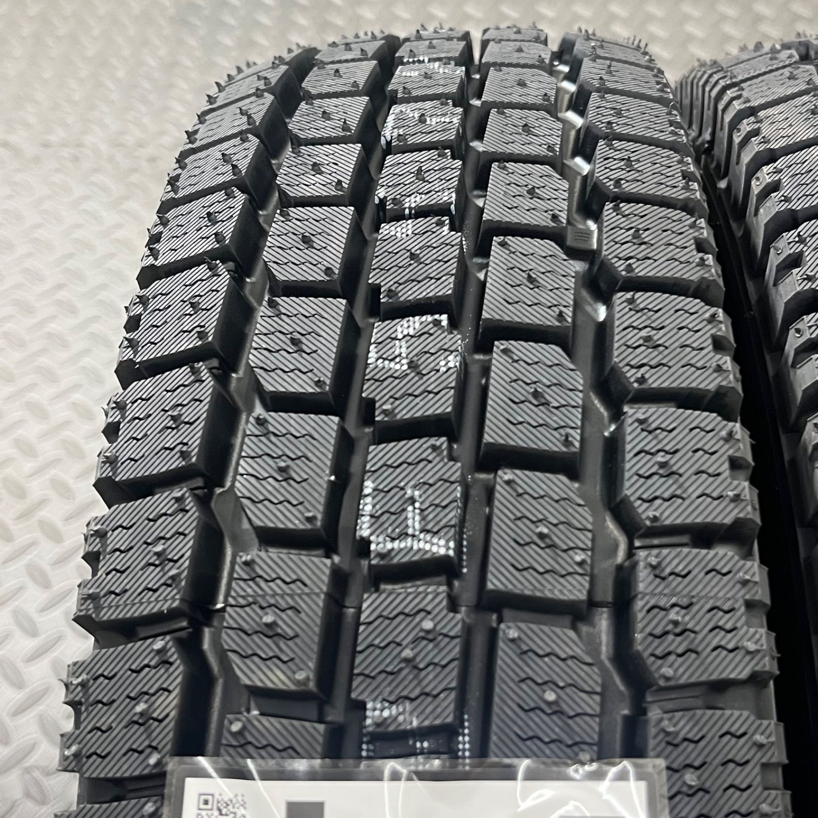 スタッドレスタイヤ 冬タイヤ