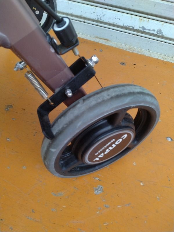 一部地域を除き送料無料 抑速ブレーキ付前腕支持型歩行車