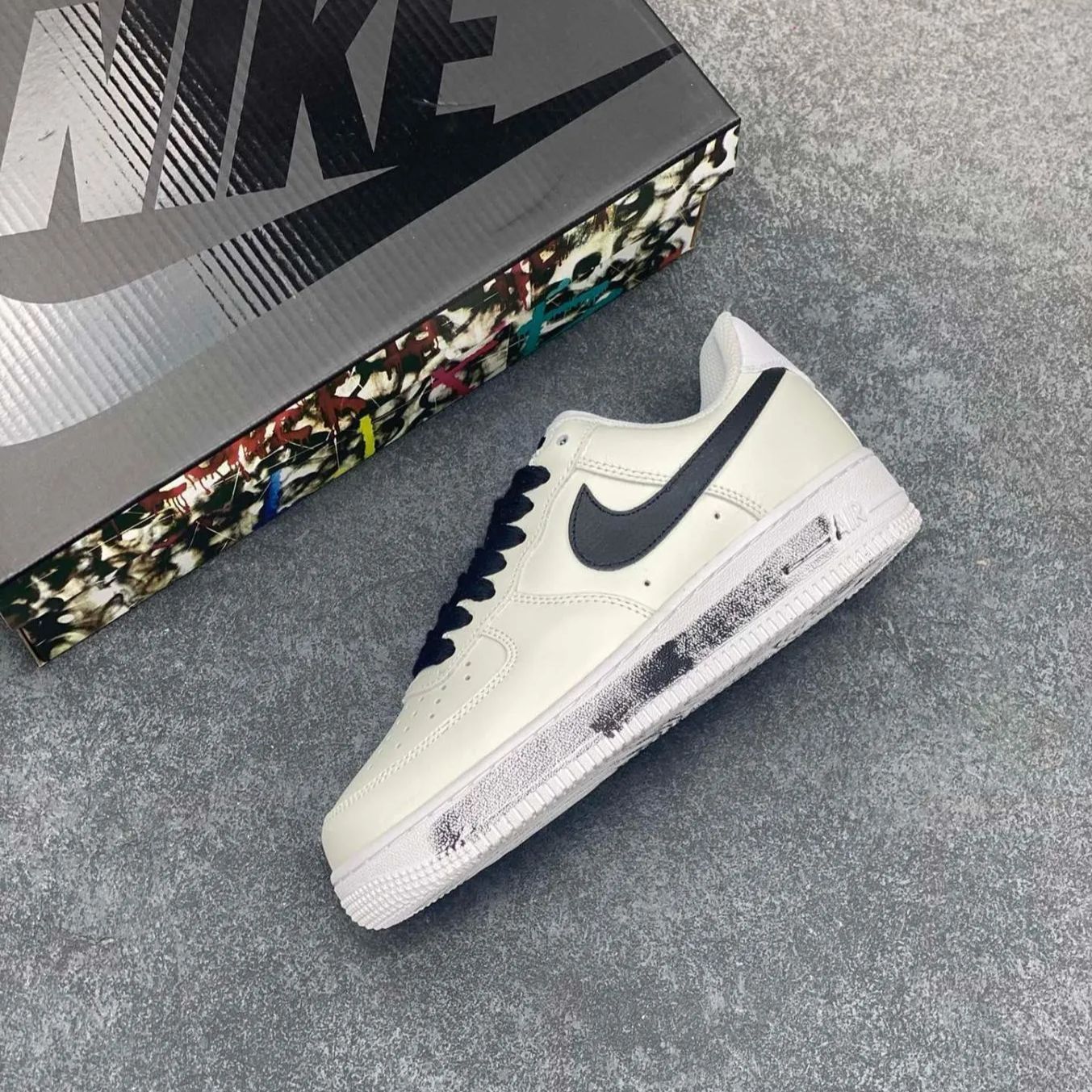 Peaceminusone x Nike Air Force 1 "Para-Noise" Off-White | ピースマイナスワン x ナイキ エアフォース1 "パラノイズ" オフホワイト