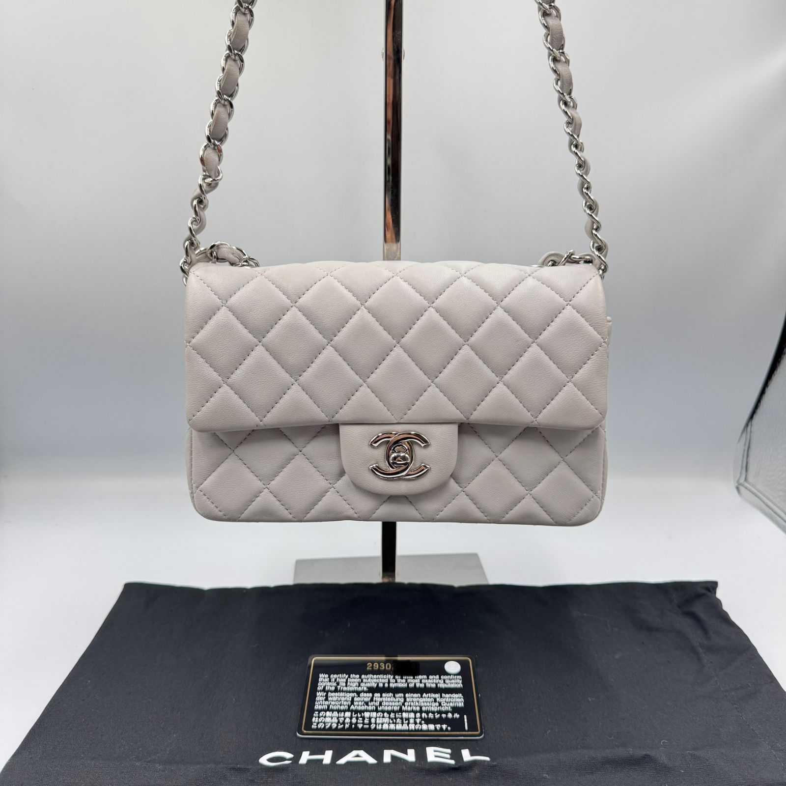 シャネル　紙袋　箱　マトラッセ CHANEL マトラッセ20 グレー シルバー金具 ラムスキン シール
