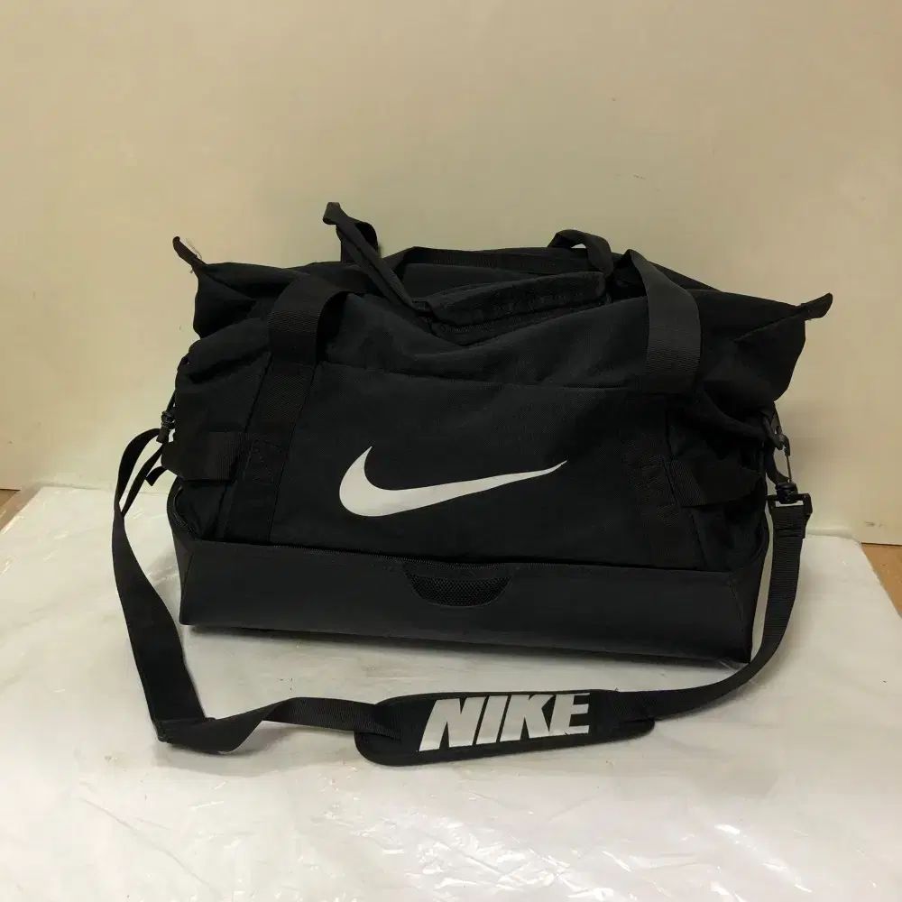格安，100%新品 NIKE(ナイキ) ダッフルバッグ クロスボディバッグ@ 9905 メッセンジャーバッグ