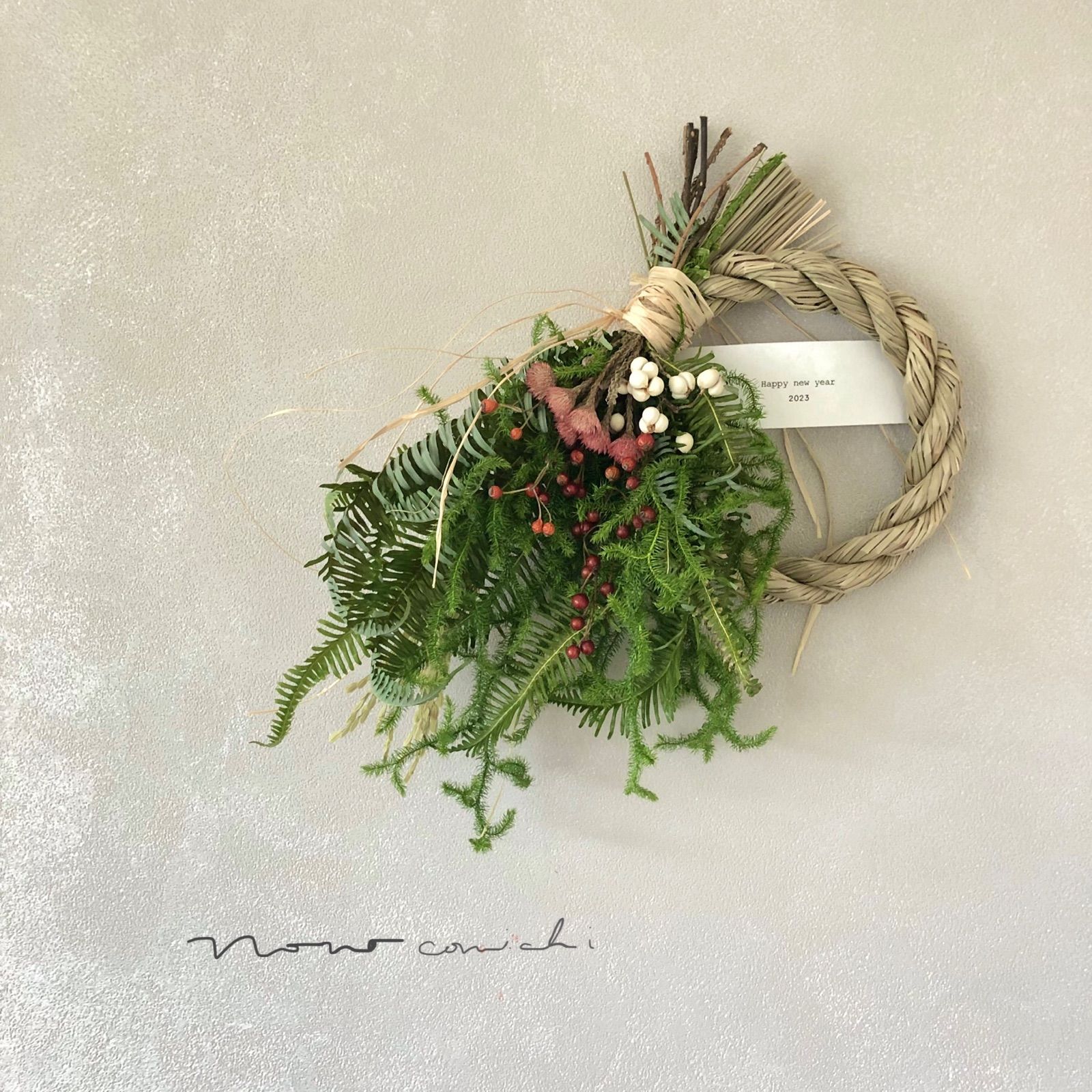 ヒカゲノカズラと紅白のしめ縄飾り お正月リース