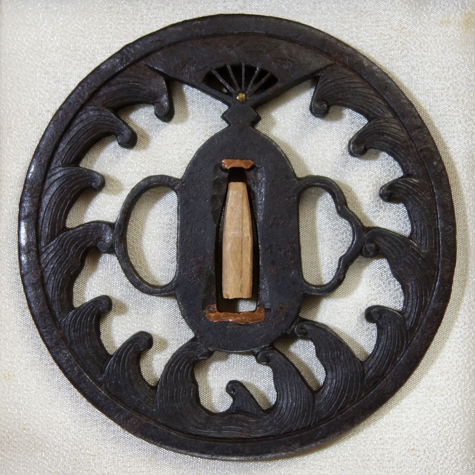 鍔　刀の鍔　骨董品 鍔 【 鉄地 扇の的透鍔 】(鍔箱付き) 日本刀 刀装具 鐔 骨董 古
