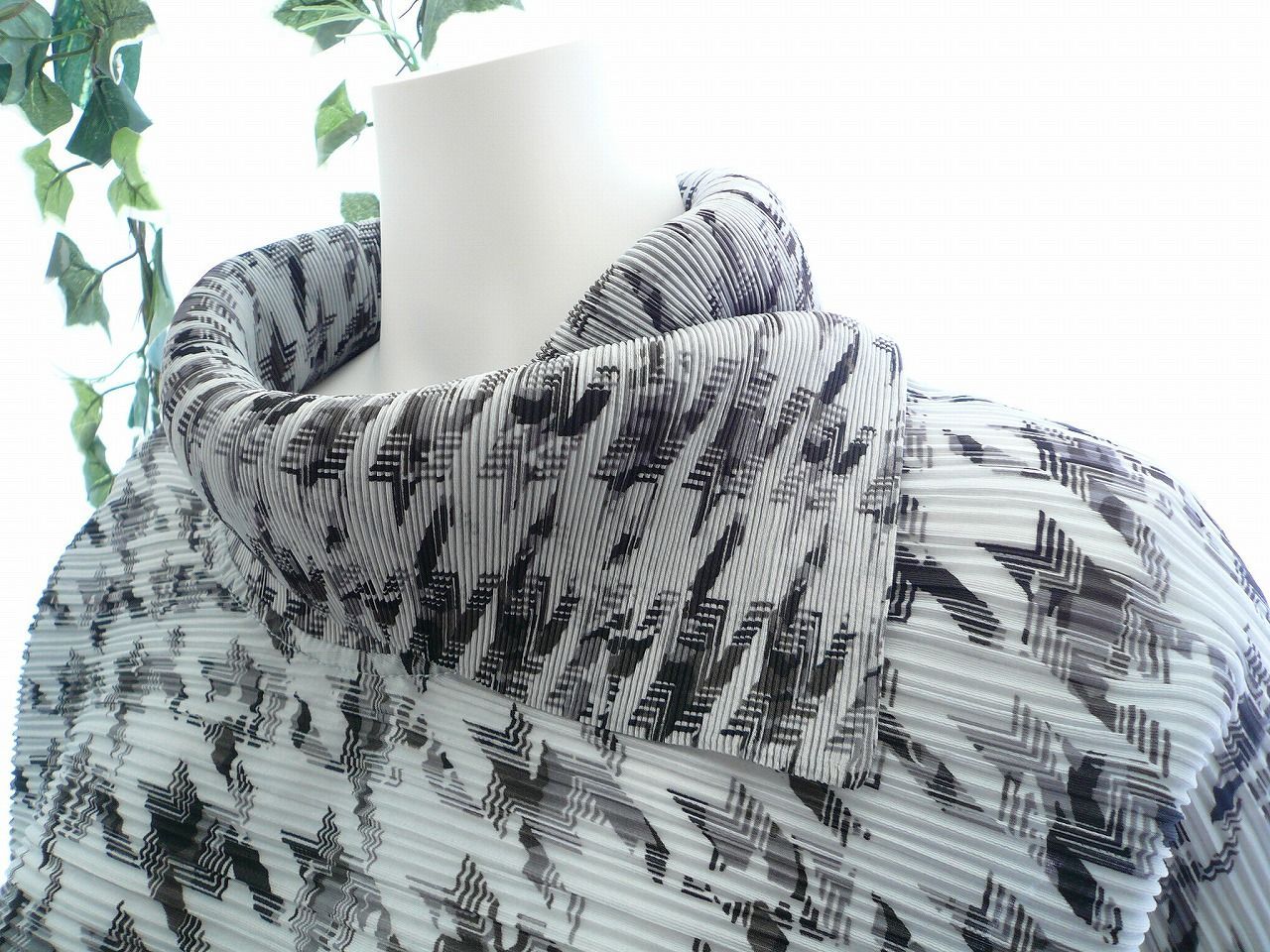 8809 M 千鳥格子柄 プリーツ チュニック 春 夏 秋 レディース グレー系 サイドウェイカラー 横プリーツ 50代 60代 70代