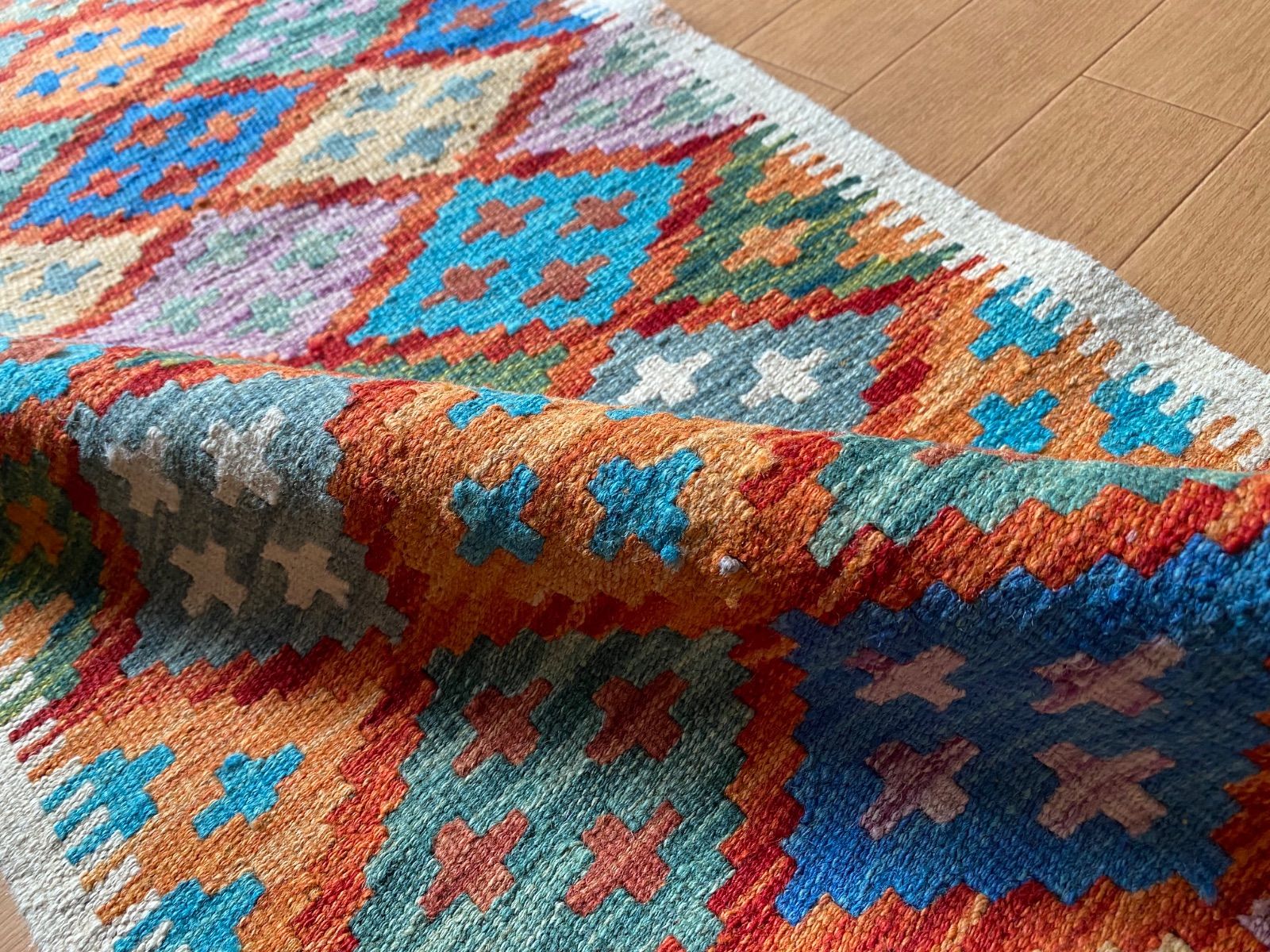 とても織りと色柄の良い素敵なアフガニスタンのキリム和室にも合います