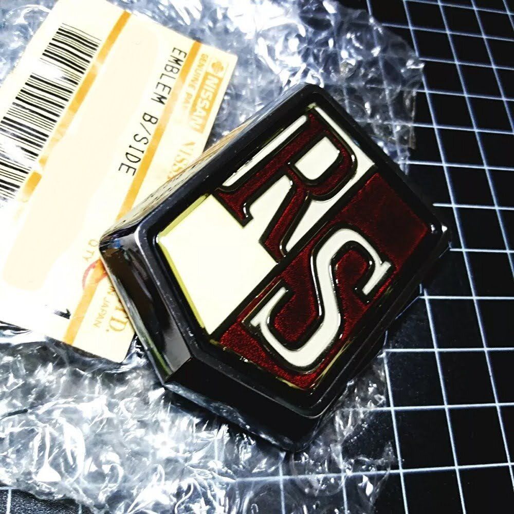 R30 スカイライン フェンダーエンブレム「RS」バッジ - NizmoPartsPlug