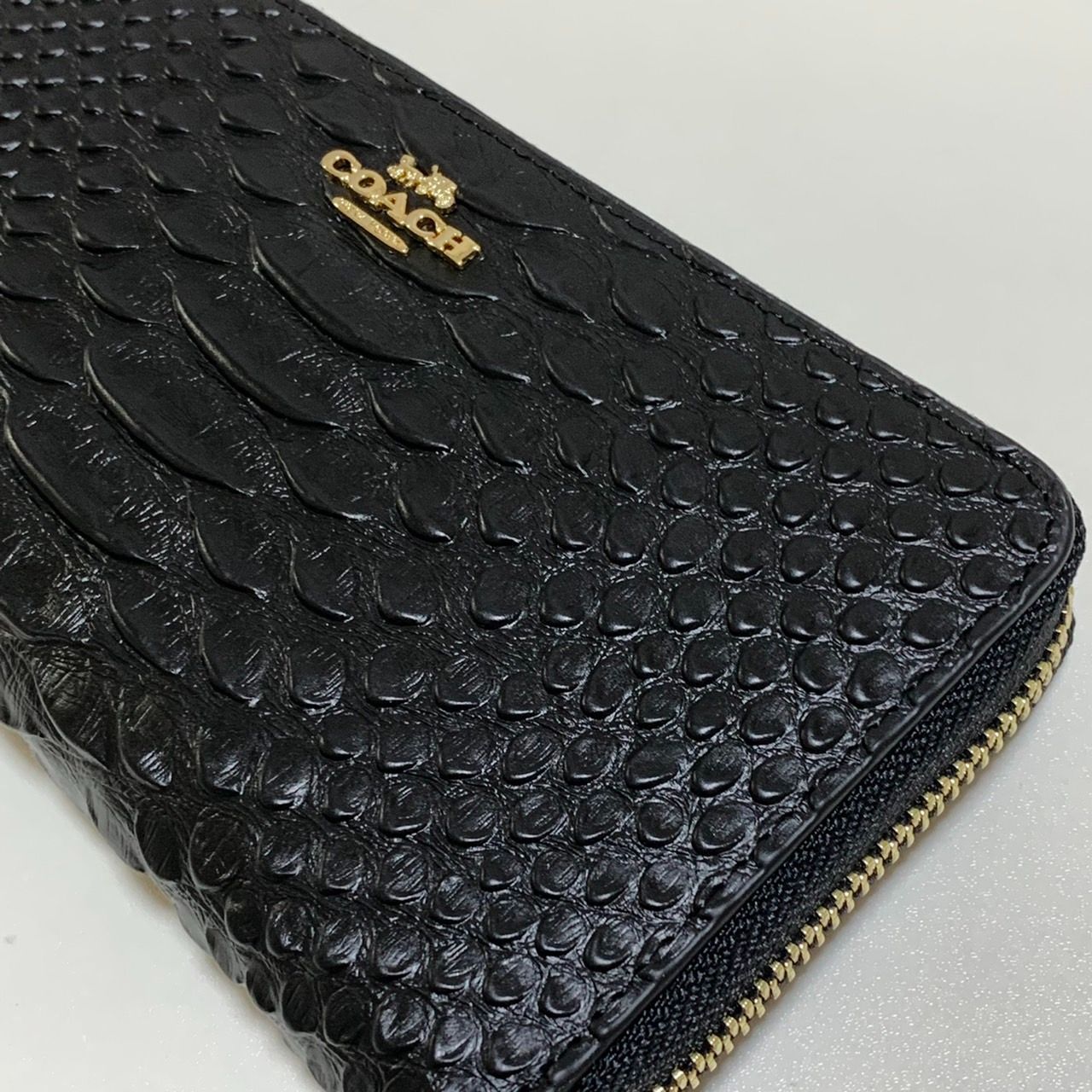 新品・国内在庫 エンボスドスネークレザー 長財布