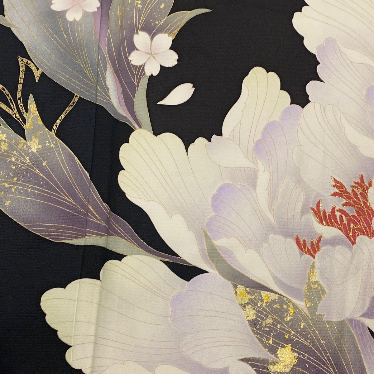 中振袖　孔雀柄金箔　中古品 中古】 振袖 着物 刺繍 金彩加工 赤 四季の花 牡丹 桜 菊 古典柄